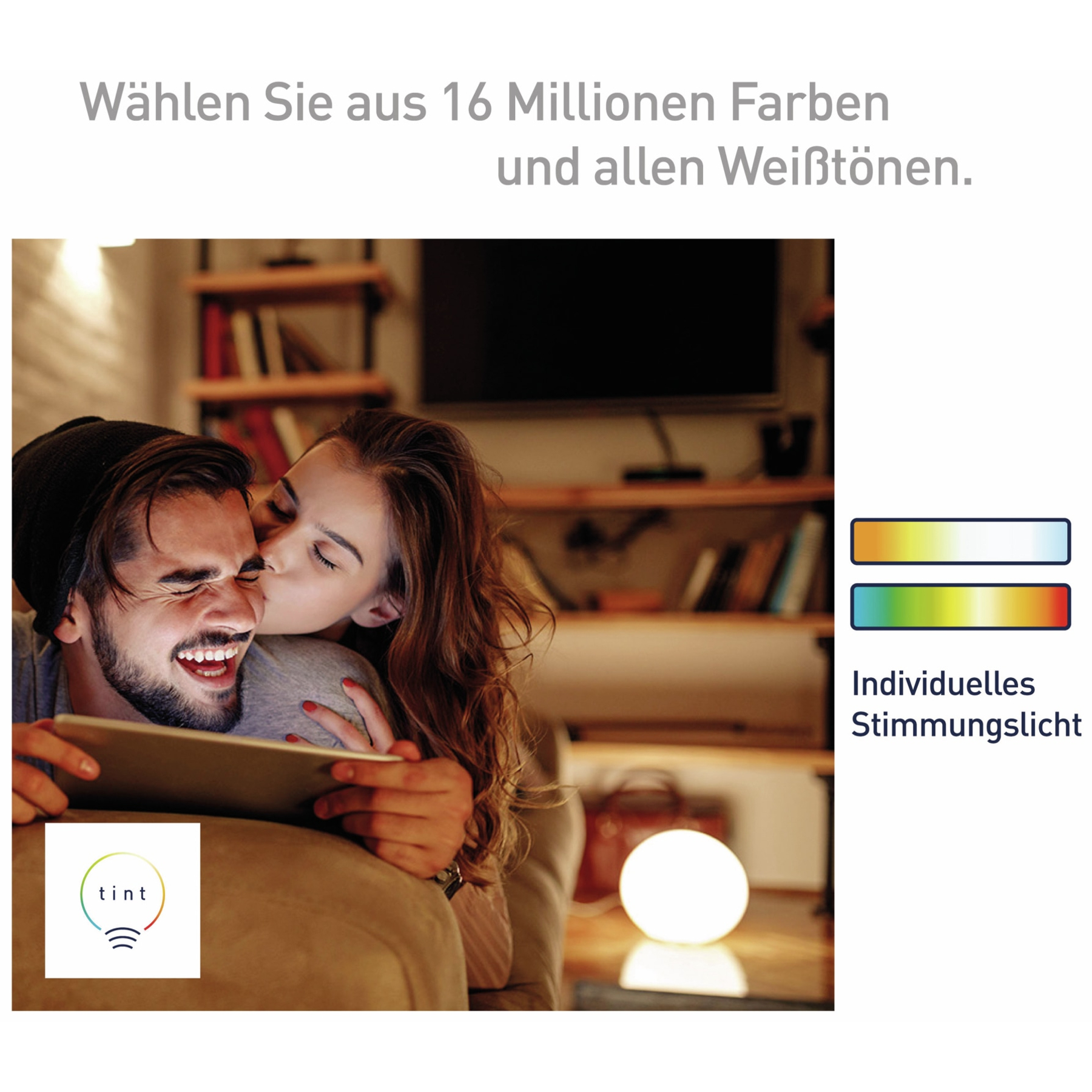 Ein Paar lacht, während es ein Tablet auf einem Sofa benutzt. Eine intelligente Glühbirne ist daneben.
