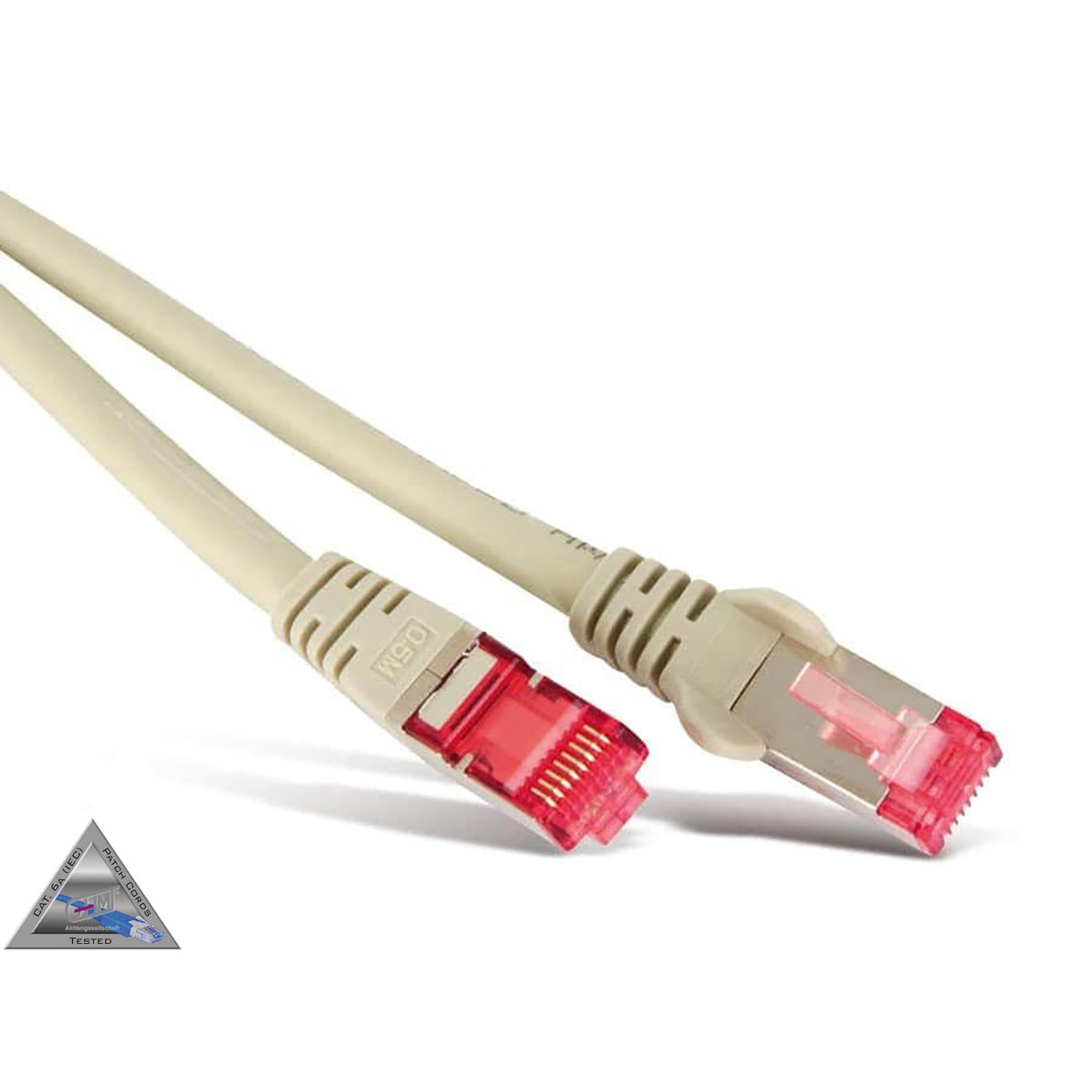 Ein beiges Netzwerkkabel mit roten Steckern und einem kleinen Logo.