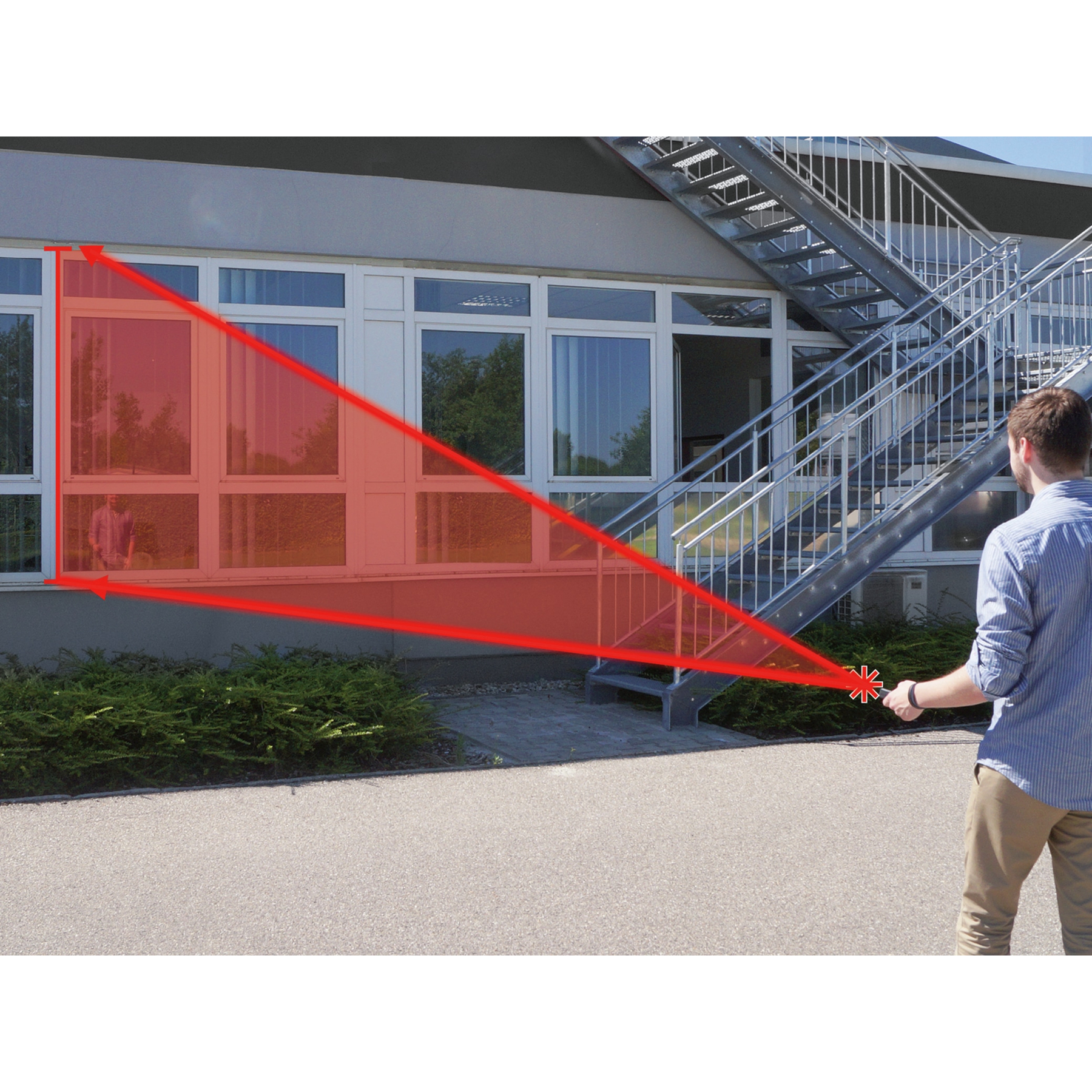 Ein Mann hält einen Laserpointer und zielt auf ein Gebäude, wobei rote Linien den Weg des Lasers anzeigen.