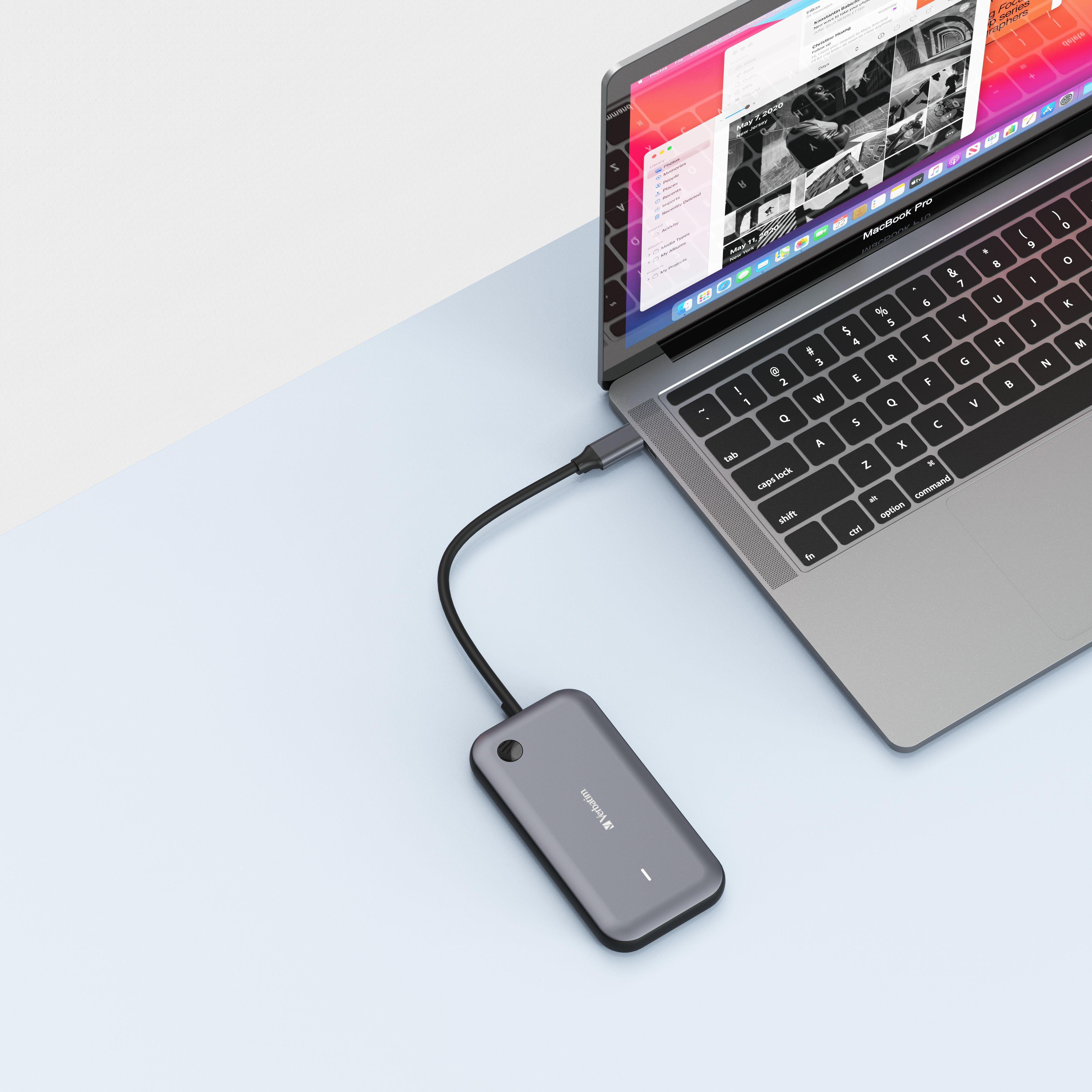 Laptop collegato a un disco rigido portatile grigio. Lo schermo mostra un sito web.