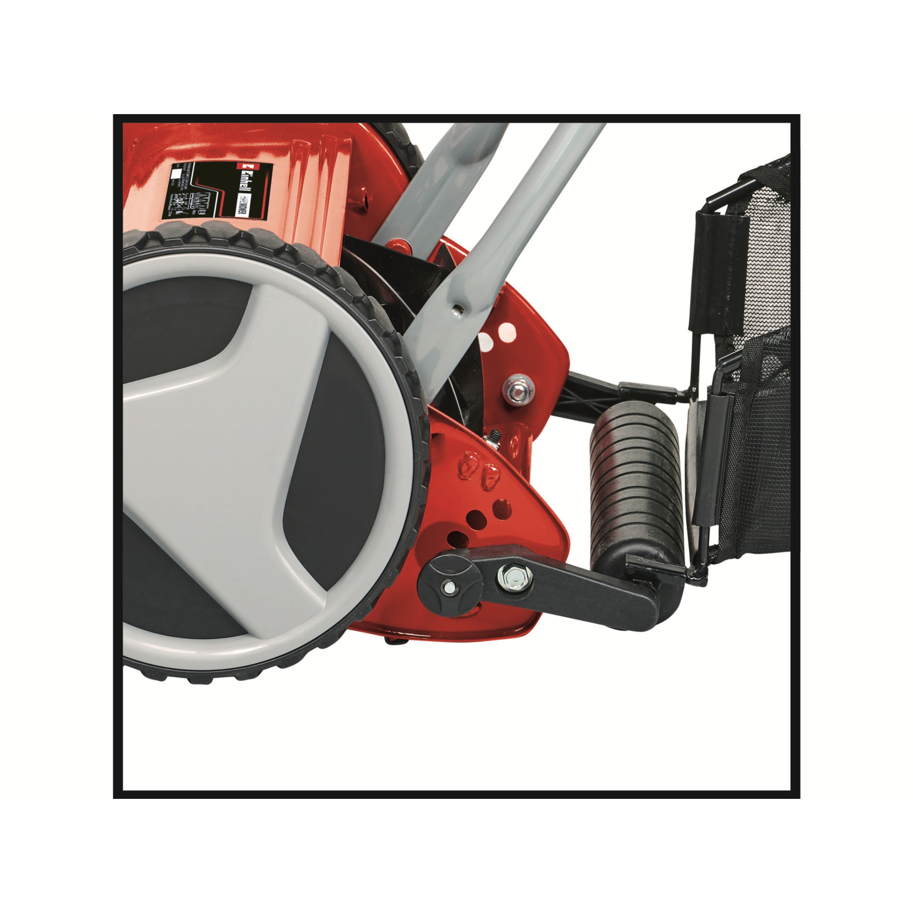 Roter Rasenmäher mit großem Rad, Metallteilen und Fangkorb.