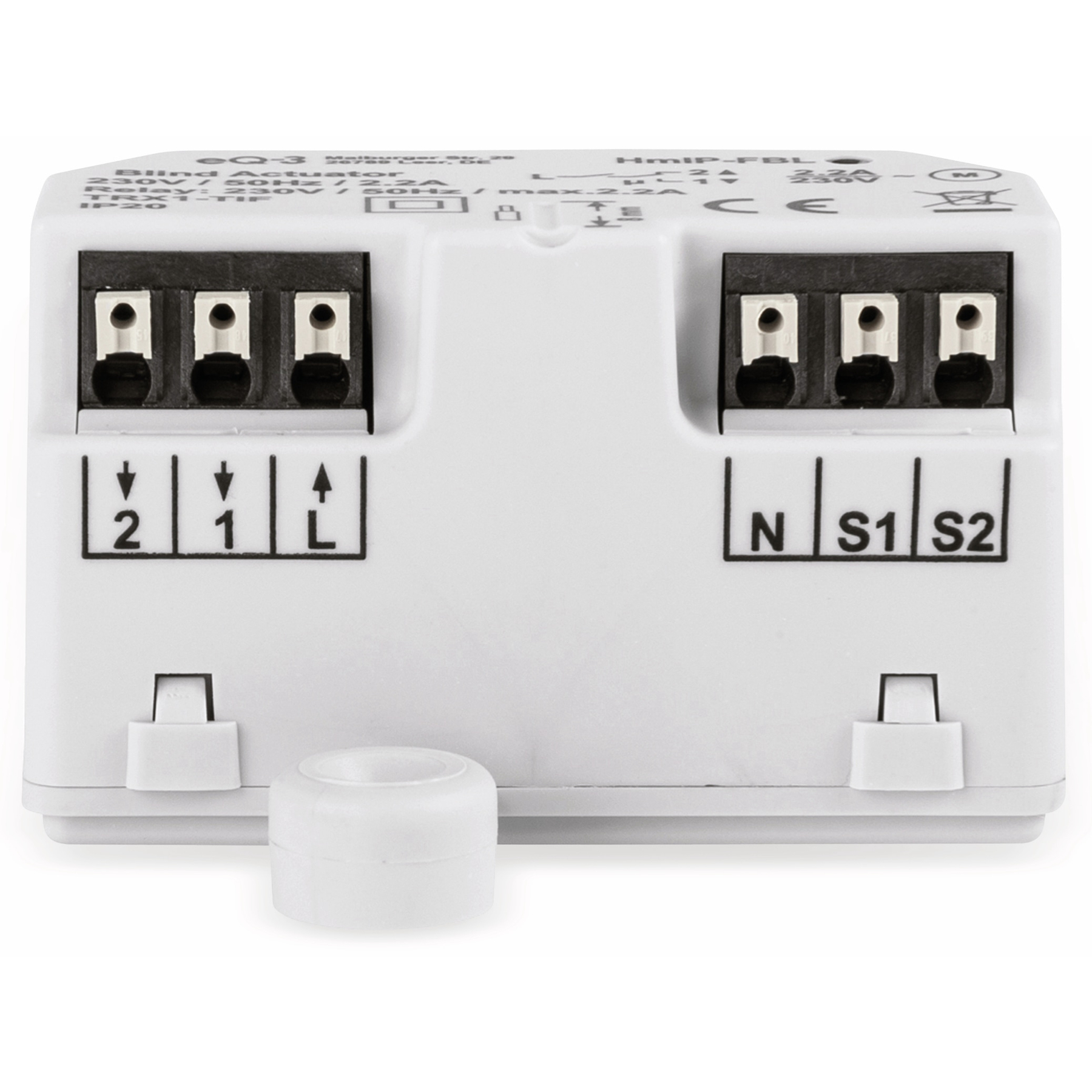 Weißes elektrisches Gerät mit Anschlüssen. Vier Steckplätze und Text.