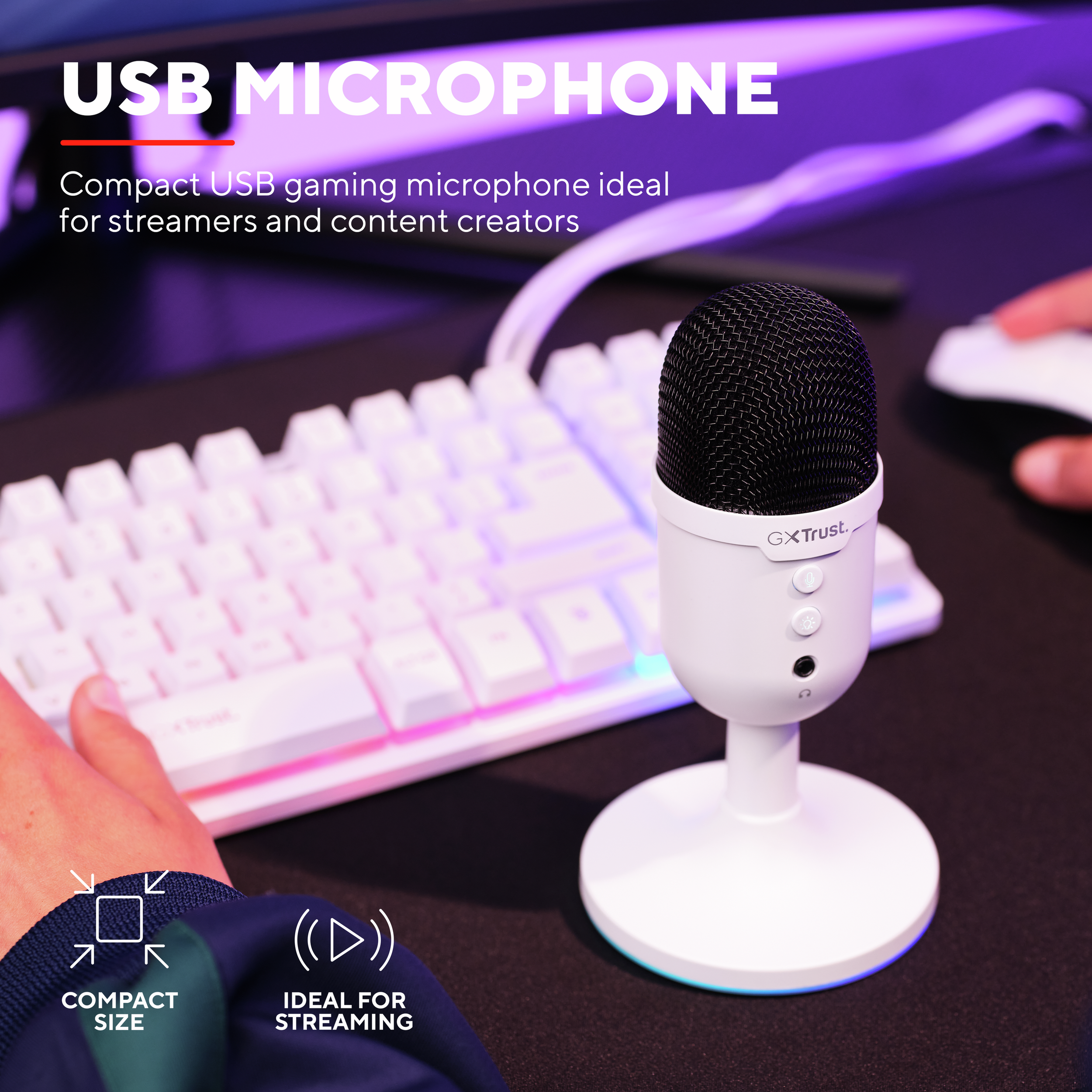 Weißes USB-Mikrofon auf Ständer, neben einer weißen Tastatur. Schwarzer Hintergrund.