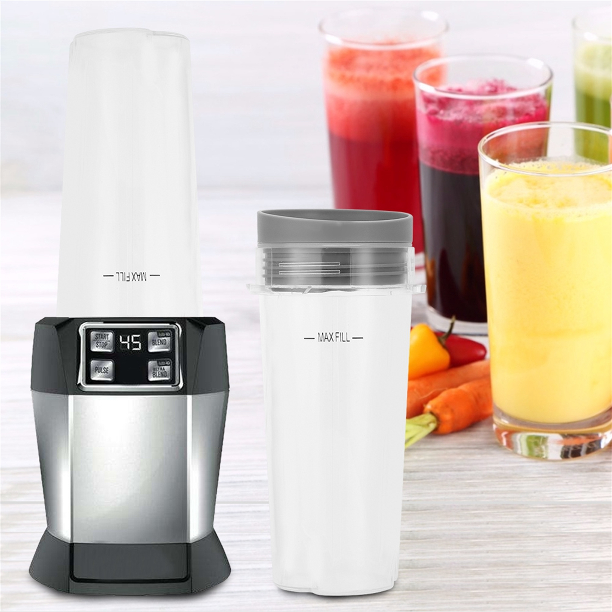 Ein Mixer und Becher, mit Saft im Hintergrund, bereit zum Mixen.