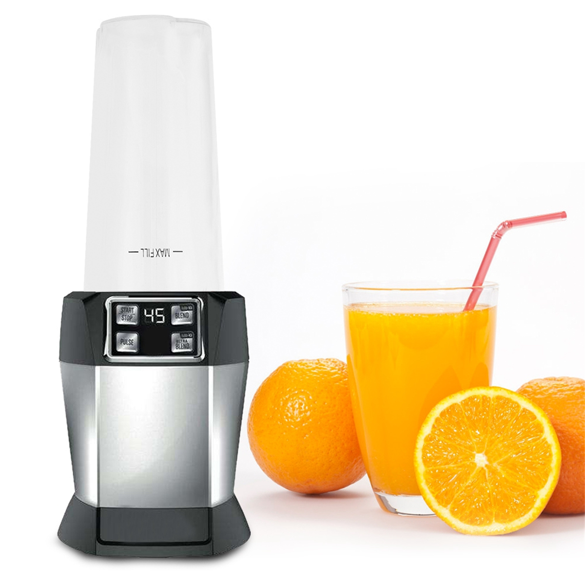 Mixer, Orangen und Saft im Glas. Weißer Mixer mit silbernem Sockel. Orangen sind geschnitten.