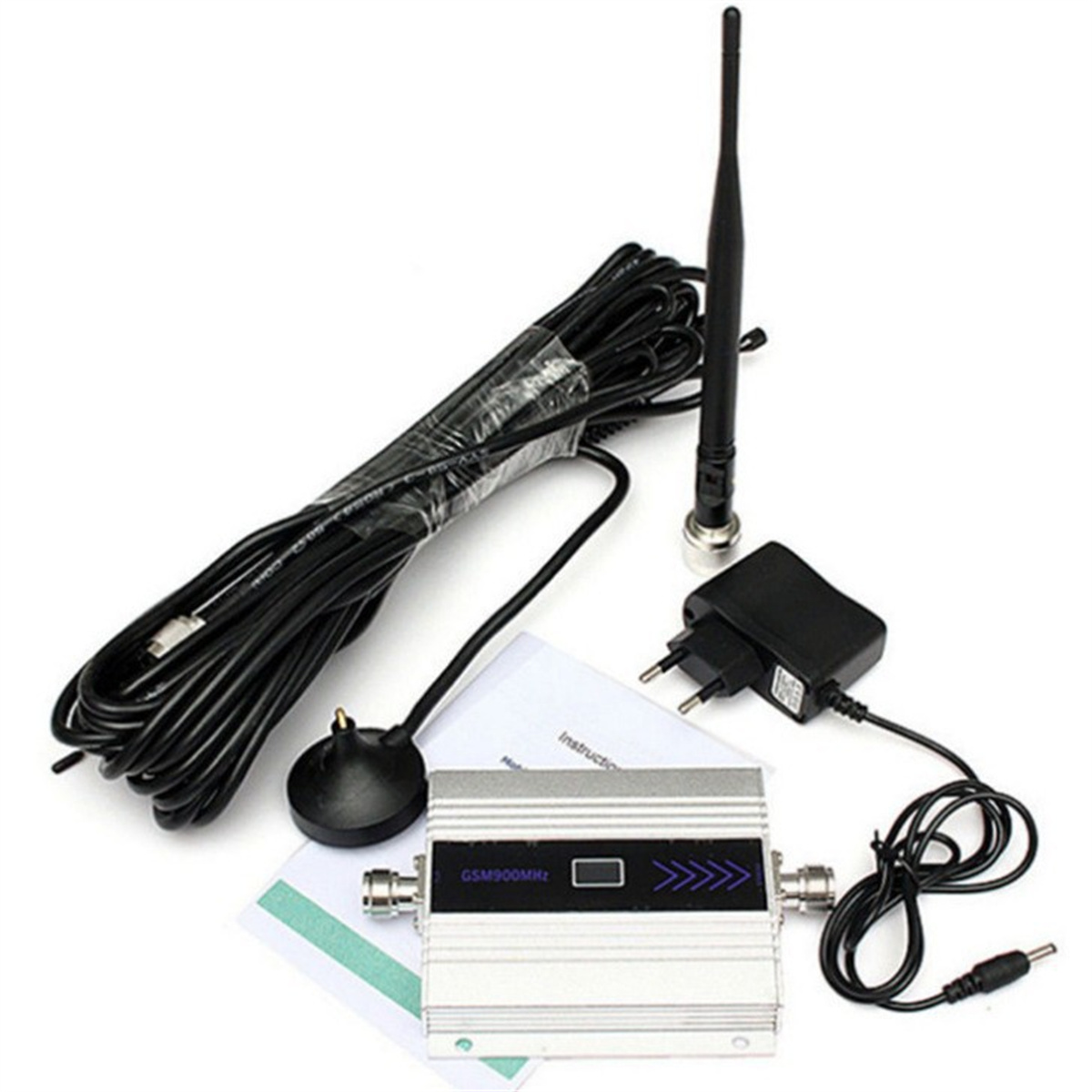 Ein Antennenverstärker-Set mit Antenne, Kabel und Netzteil auf weißem Hintergrund.
