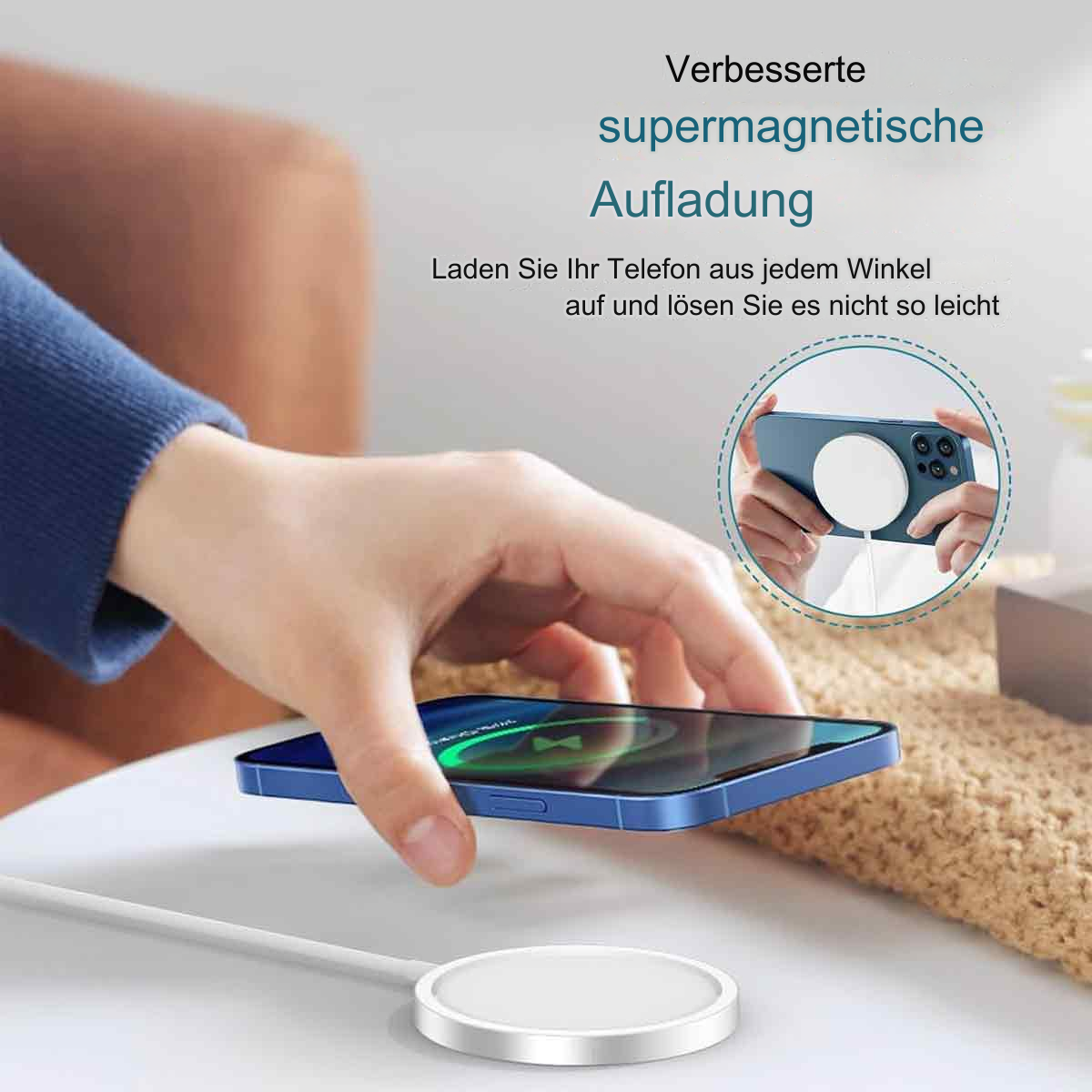 Eine Hand hält ein Telefon über einem Ladepad, mit Textüberlagerung, auf verschwommenem Hintergrund.