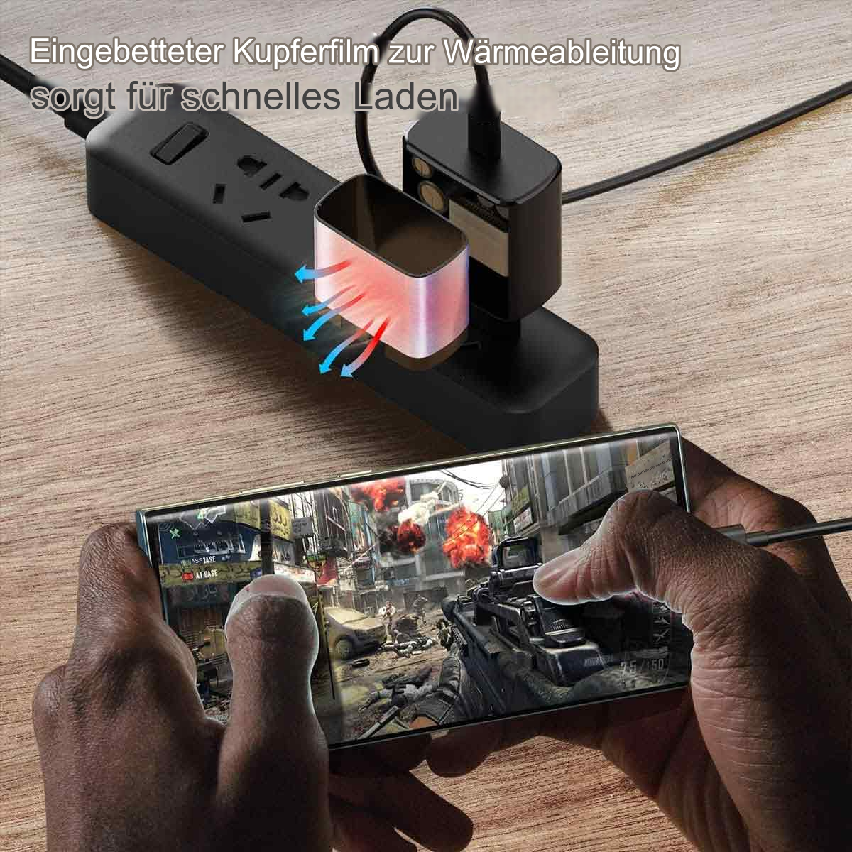 Steckdosenleiste mit Telefonladung. Das Telefon spielt ein Spiel. Blaue Pfeile zeigen das Laden an.
