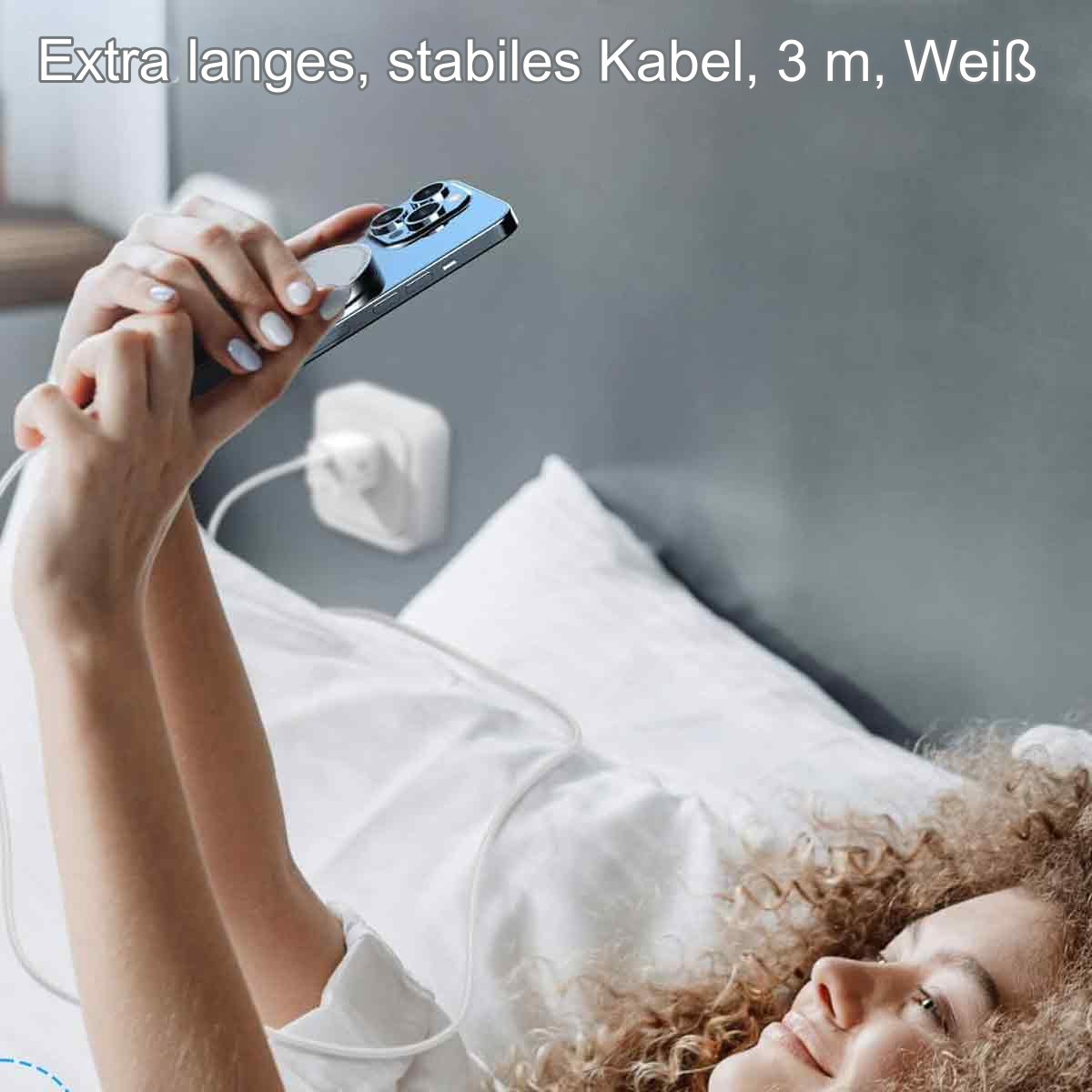 Eine Frau liegt auf einem Bett und hält ein Telefon, das mit einem weißen Ladegerät verbunden ist. Text: 'extra langes, stabiles Kabel'.