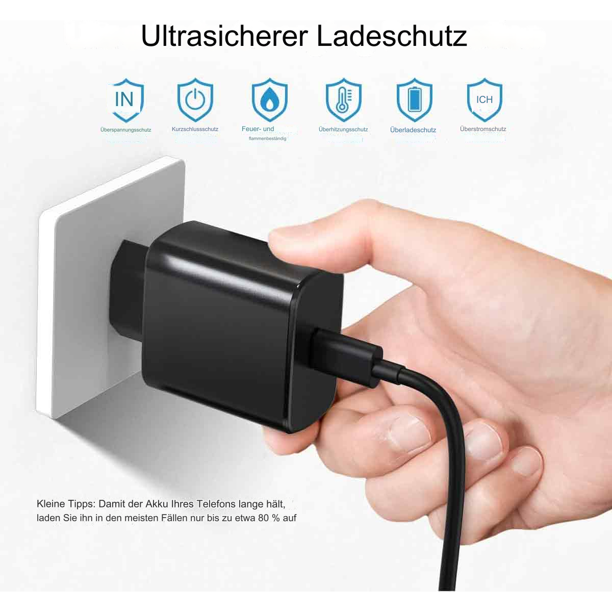 Ein schwarzes Telefonladegerät, das in eine weiße Steckdose gesteckt ist, mit Schutzsymbolen. Hand hält Ladegerät.