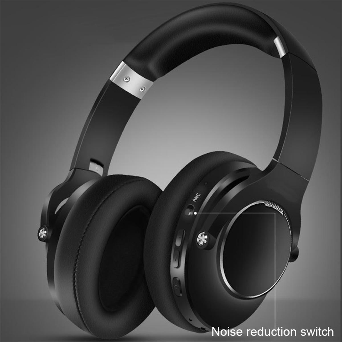 Schwarze Kopfhörer mit hervorgehobenem Geräuschreduzierungsschalter. Die Kopfhörer sind Over-Ear-Stil.
