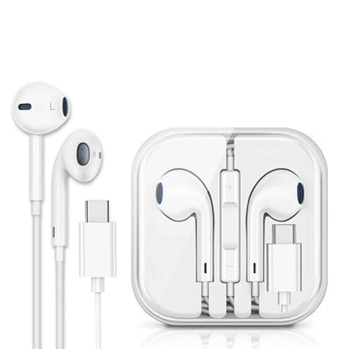 Weiße Ohrhörer und ein Ladecase mit USB-C-Anschluss auf weißem Hintergrund.