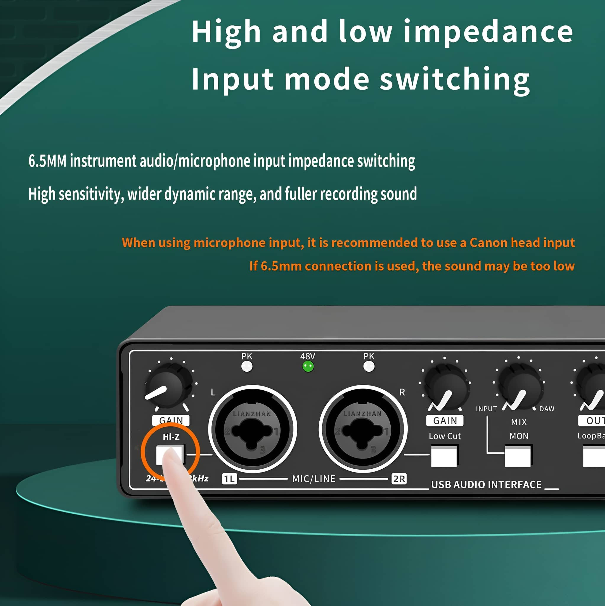 Nahaufnahme eines schwarzen Audio-Interfaces mit mehreren Knöpfen und Anschlüssen. Ein Finger zeigt.