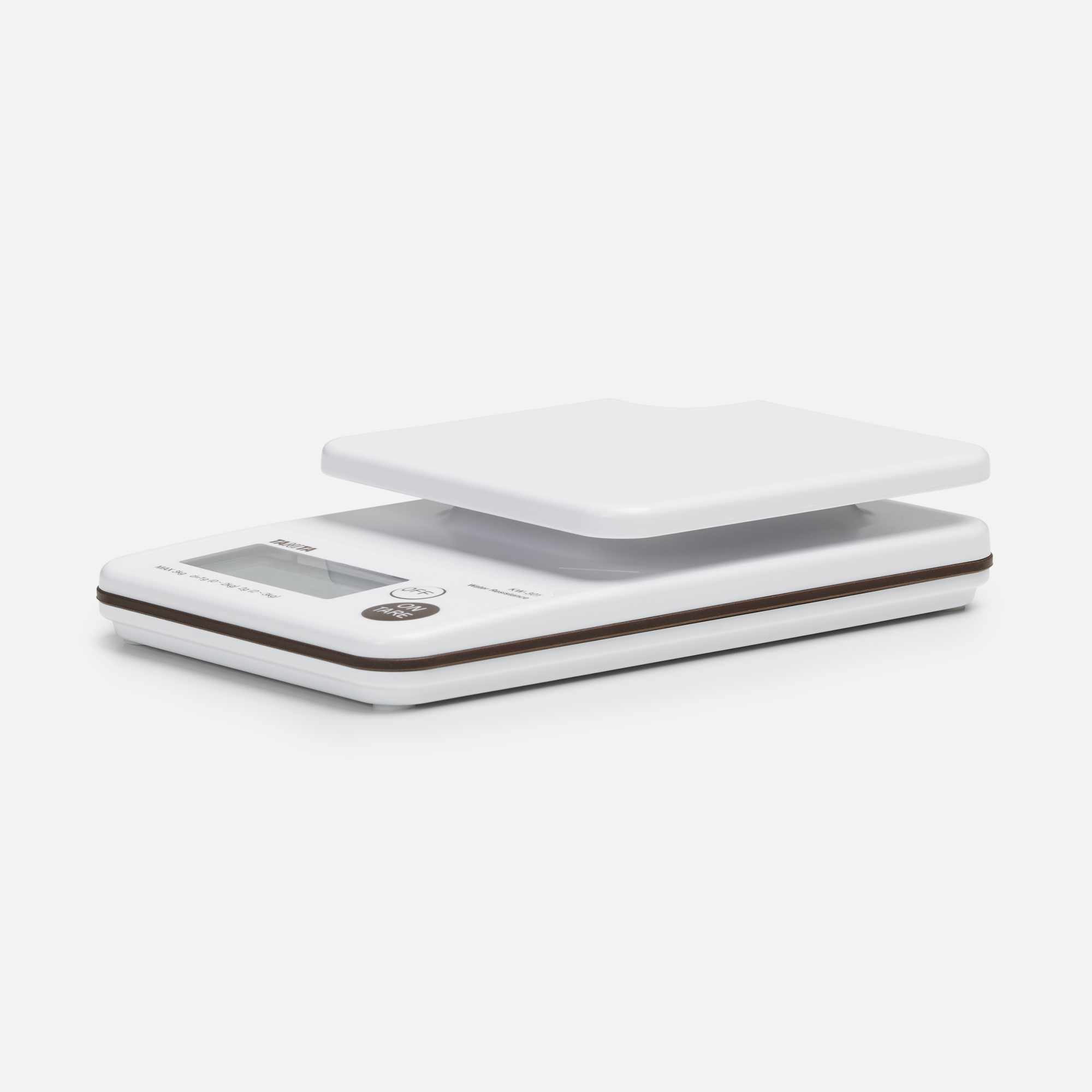 Een witte digitale keukenweegschaal met een wit platform op een wit oppervlak.