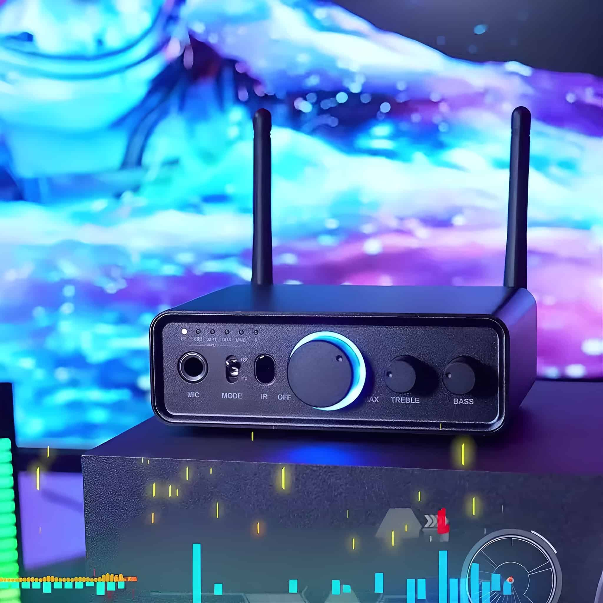 Ein schwarzer Audio-Receiver mit Antennen, Knöpfen und Tasten. Er steht auf einer schwarzen Box mit digitaler Kunst im Hintergrund.