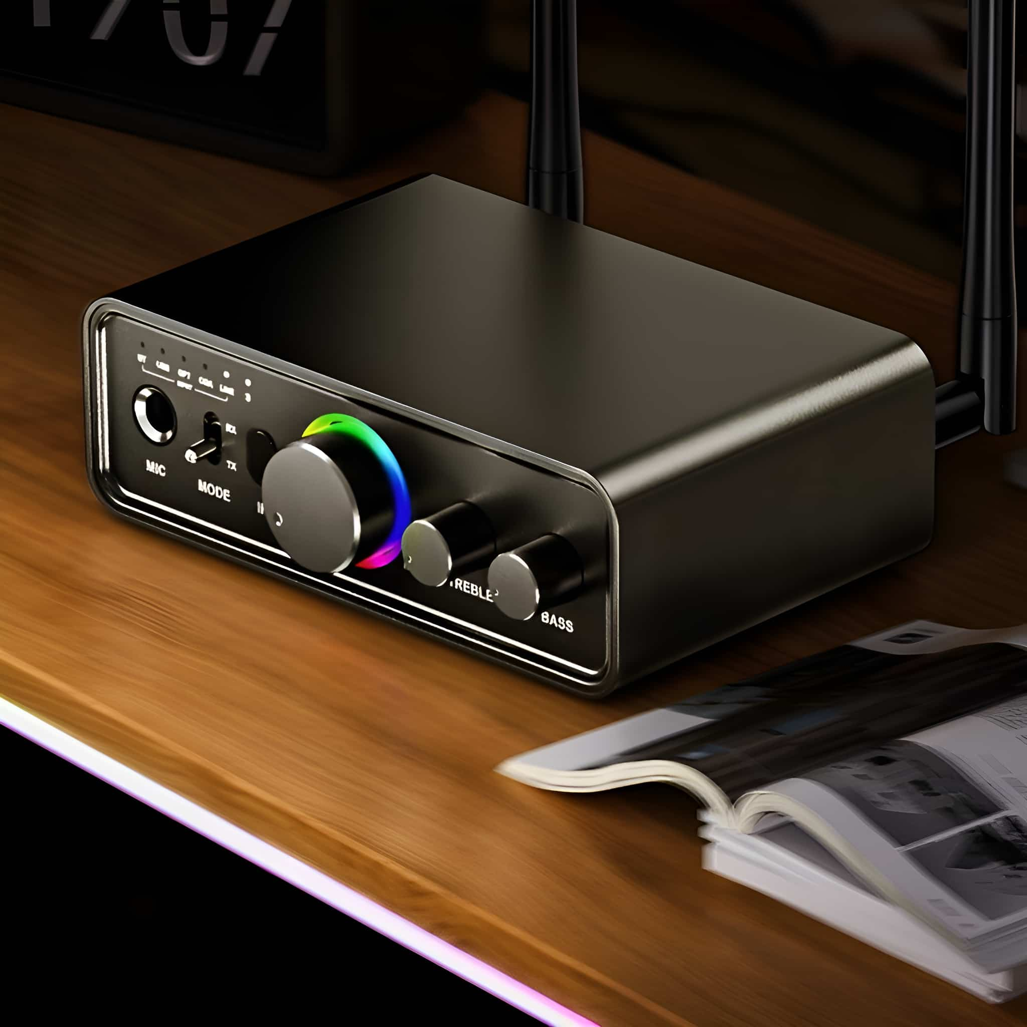 Schwarzer Audio-Receiver mit Knöpfen und Tasten, Antennen. Hintergrund: Holztisch, Magazin.