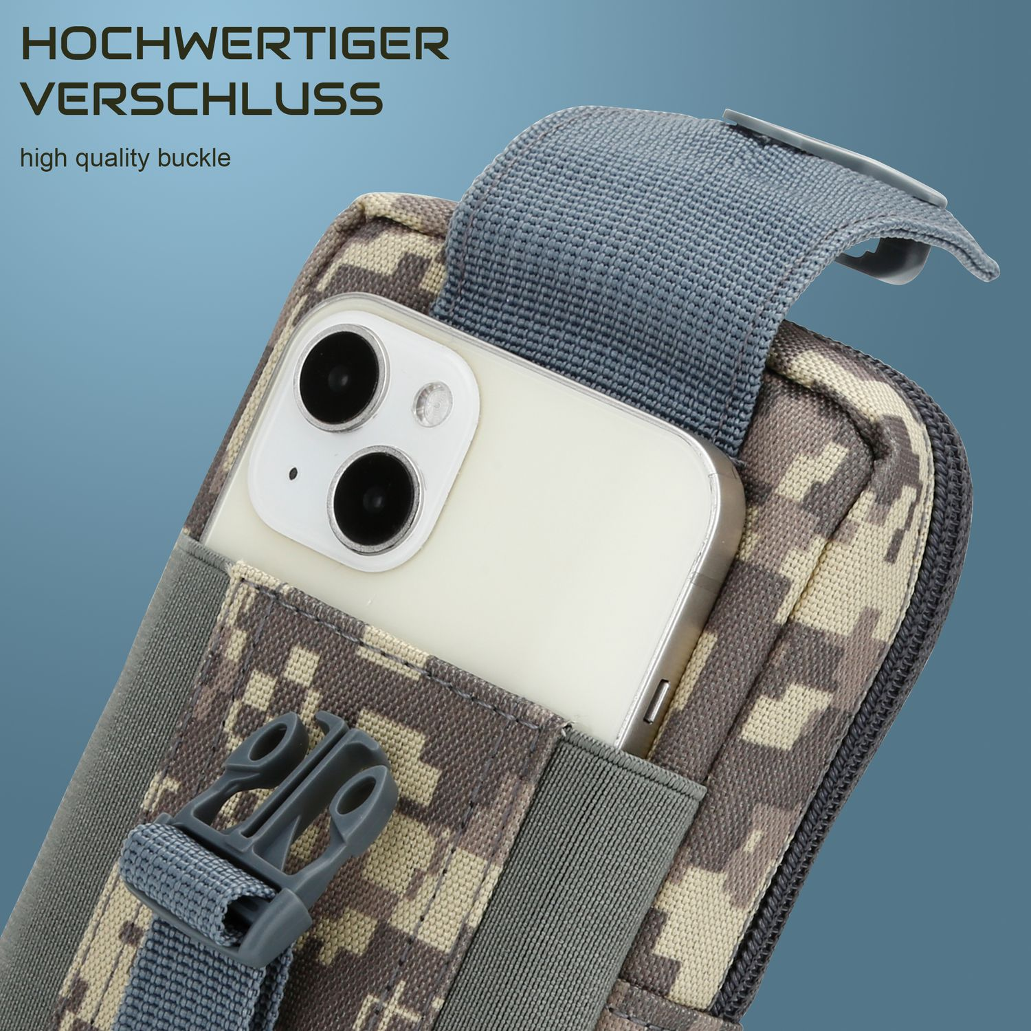 Nahaufnahme einer Camouflage-Tasche mit Telefon und Schnalle. Die Tasche ist oliv und grau.