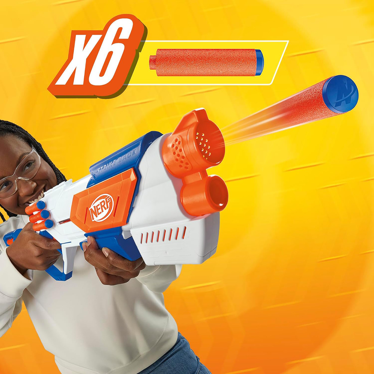 Una persona apuntando con una pistola Nerf, los dardos naranjas salen disparados.