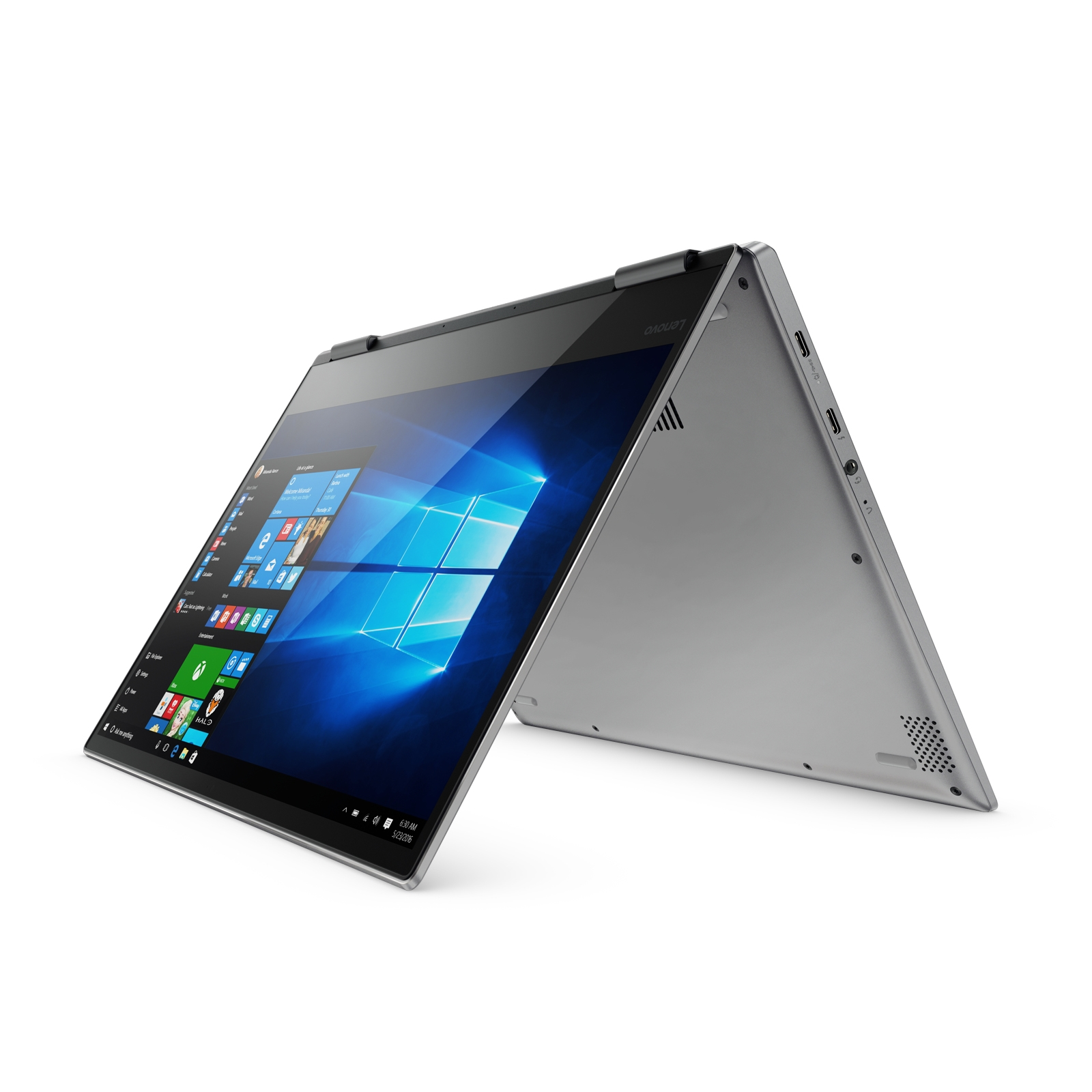 Un laptop argentato aperto mostra una schermata di Windows. Inclinato, schermo rivolto verso l'alto.