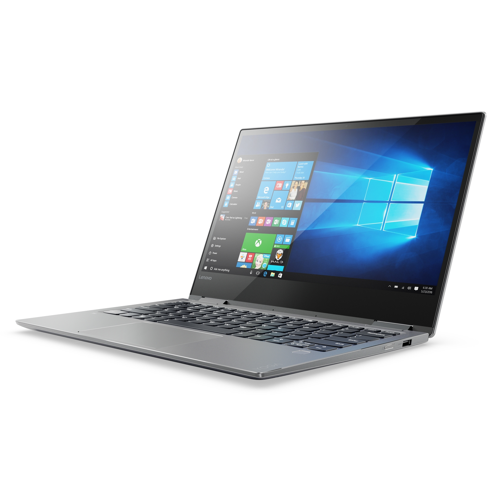 Un laptop argentato, aperto, mostra un desktop Windows con sfondo cielo blu.
