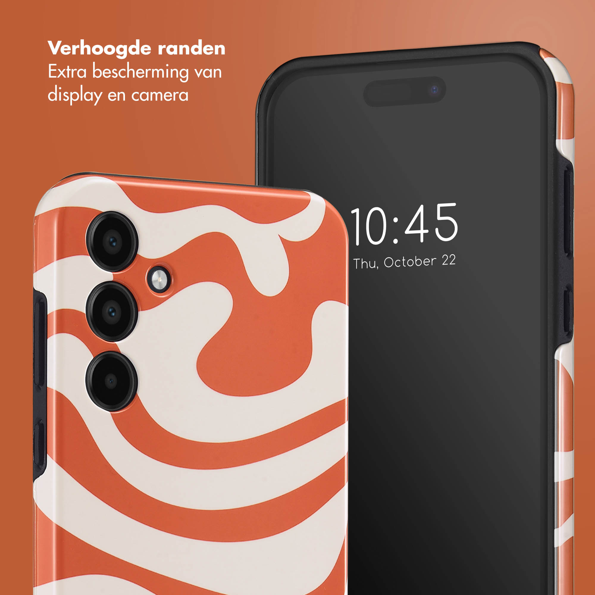 Un téléphone avec un étui à motifs de vagues et l'heure à l'écran.