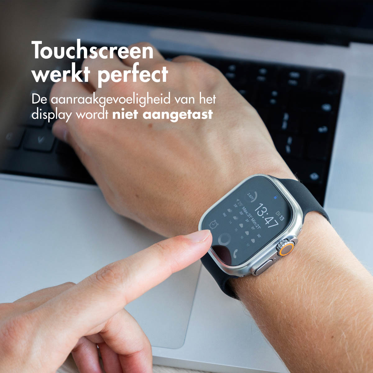 Pols met smartwatch die tijd en gezondheidsgegevens toont, met tekst die aangeeft dat het touchscreen werkt.