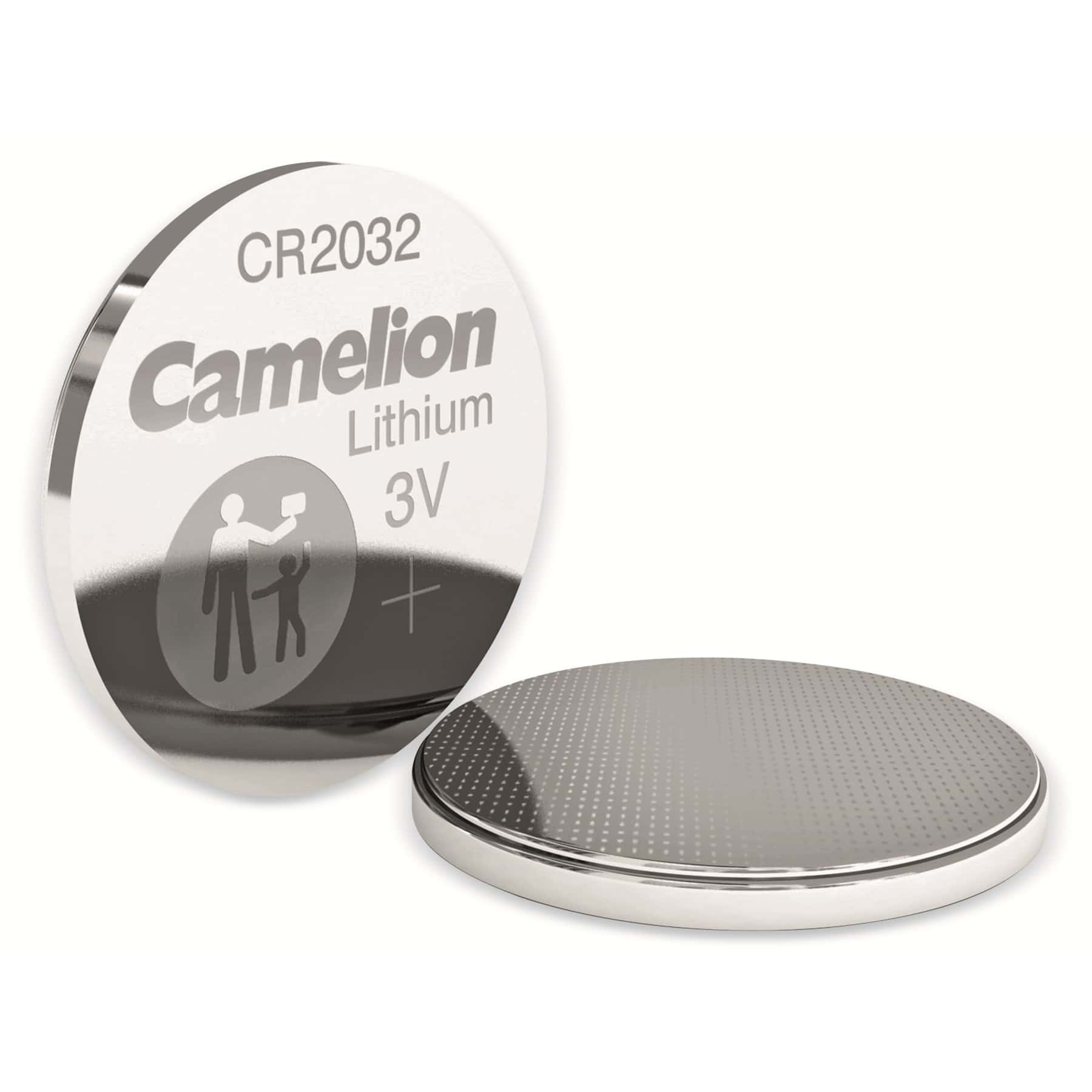 Due batterie Camelion Lithium CR2032, una con etichetta, su sfondo bianco.