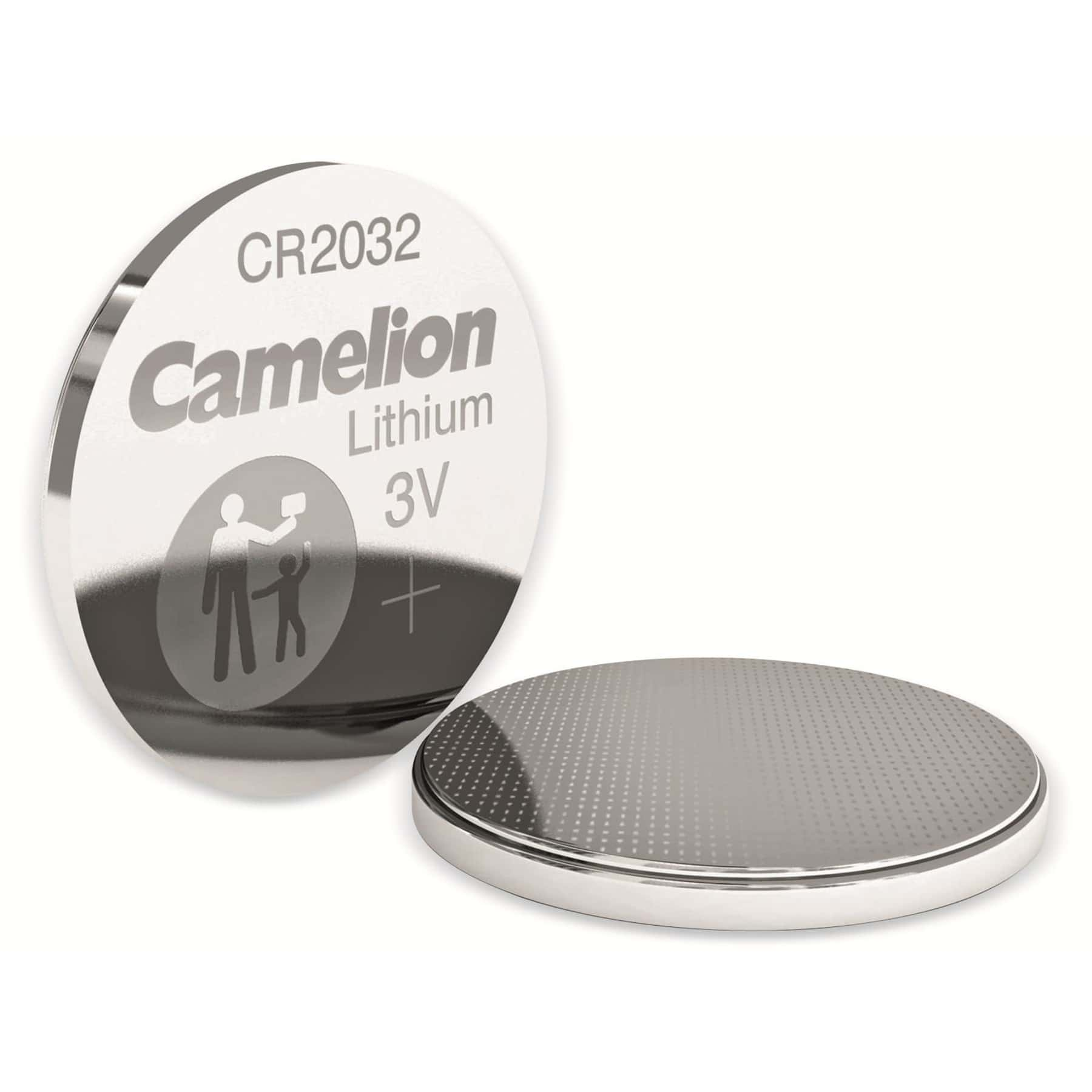Due batterie Camelion Lithium CR2032, una con etichetta, su sfondo bianco.