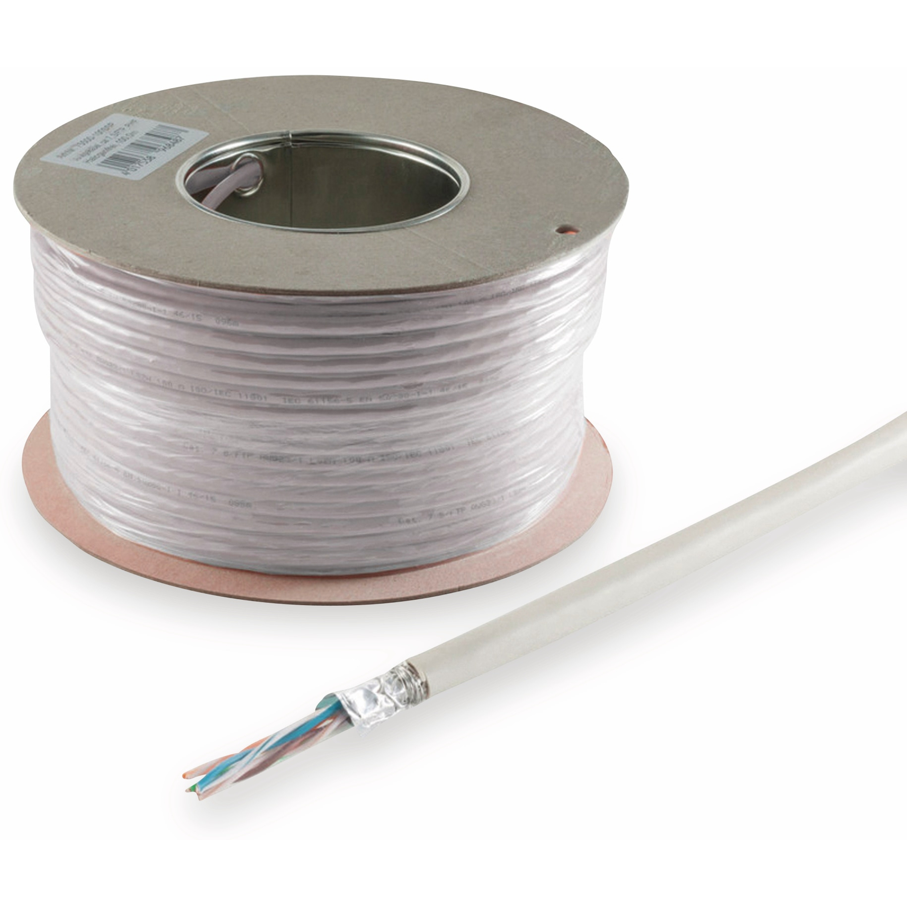Gewickeltes weißes Kabel mit freiliegenden Drähten, auf weißem Hintergrund.