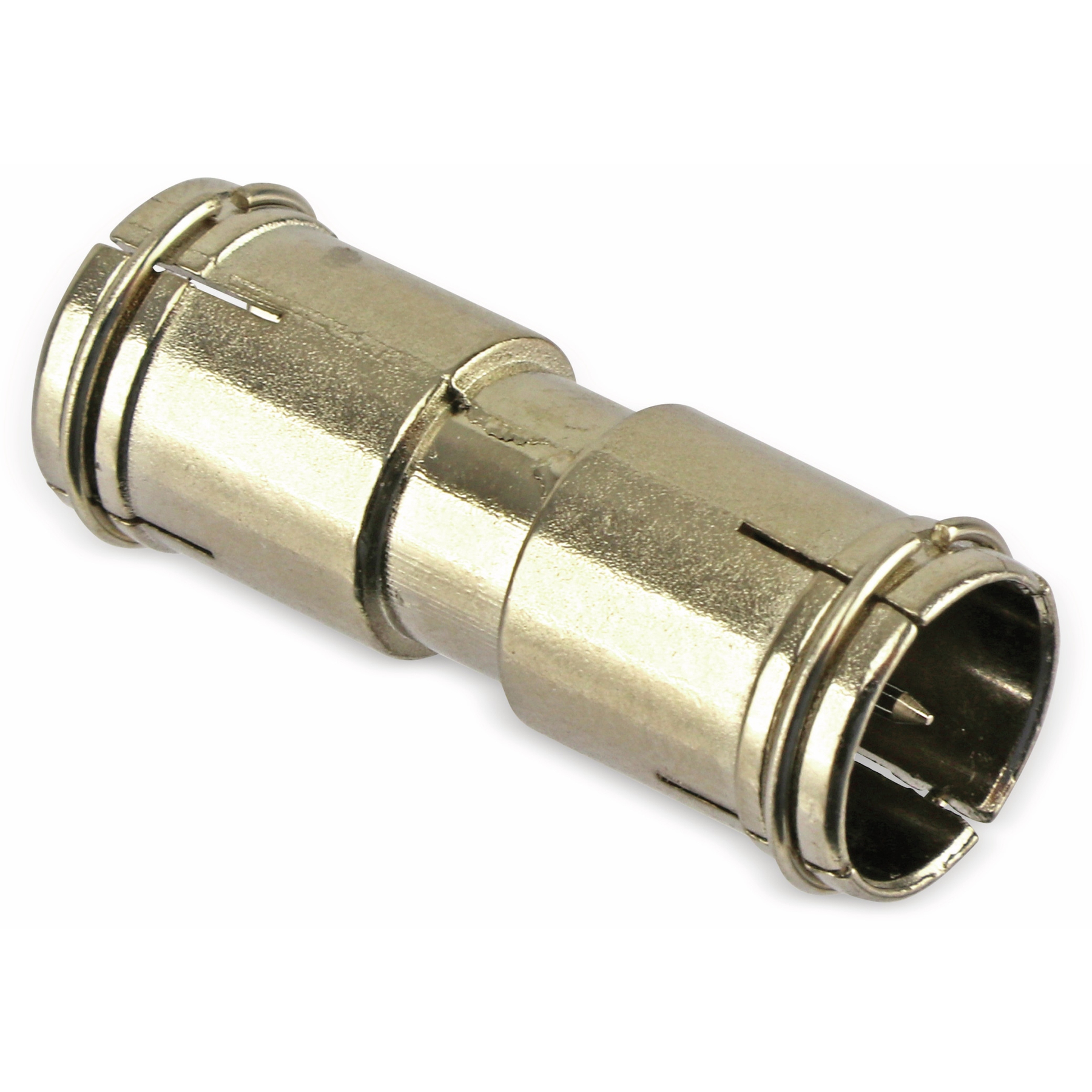 Metallischer silberner Schlauchverbinder. Zylindrische Form mit Rillen und Schlitzen. Weißer Hintergrund.