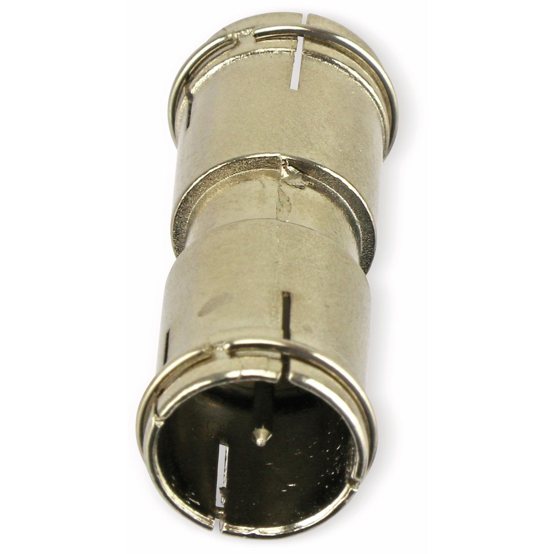 Ein metallisch-silberner Stecker, mit Rillen oben und unten und einem zentralen Loch.