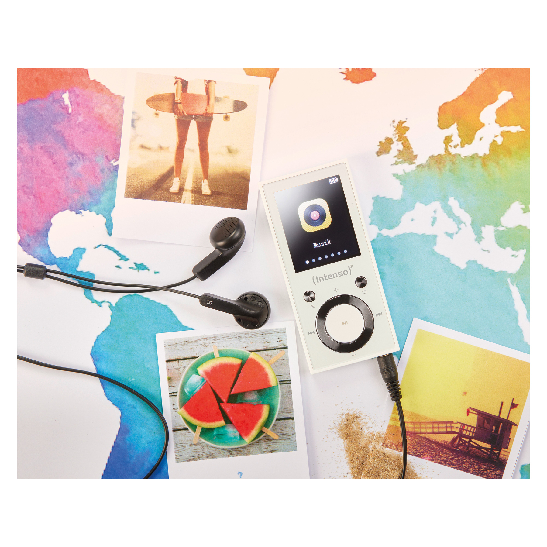 Ein weißer Musikplayer mit Kopfhörern, Polaroid-Bildern und Wassermelonenscheiben auf einer Karte.