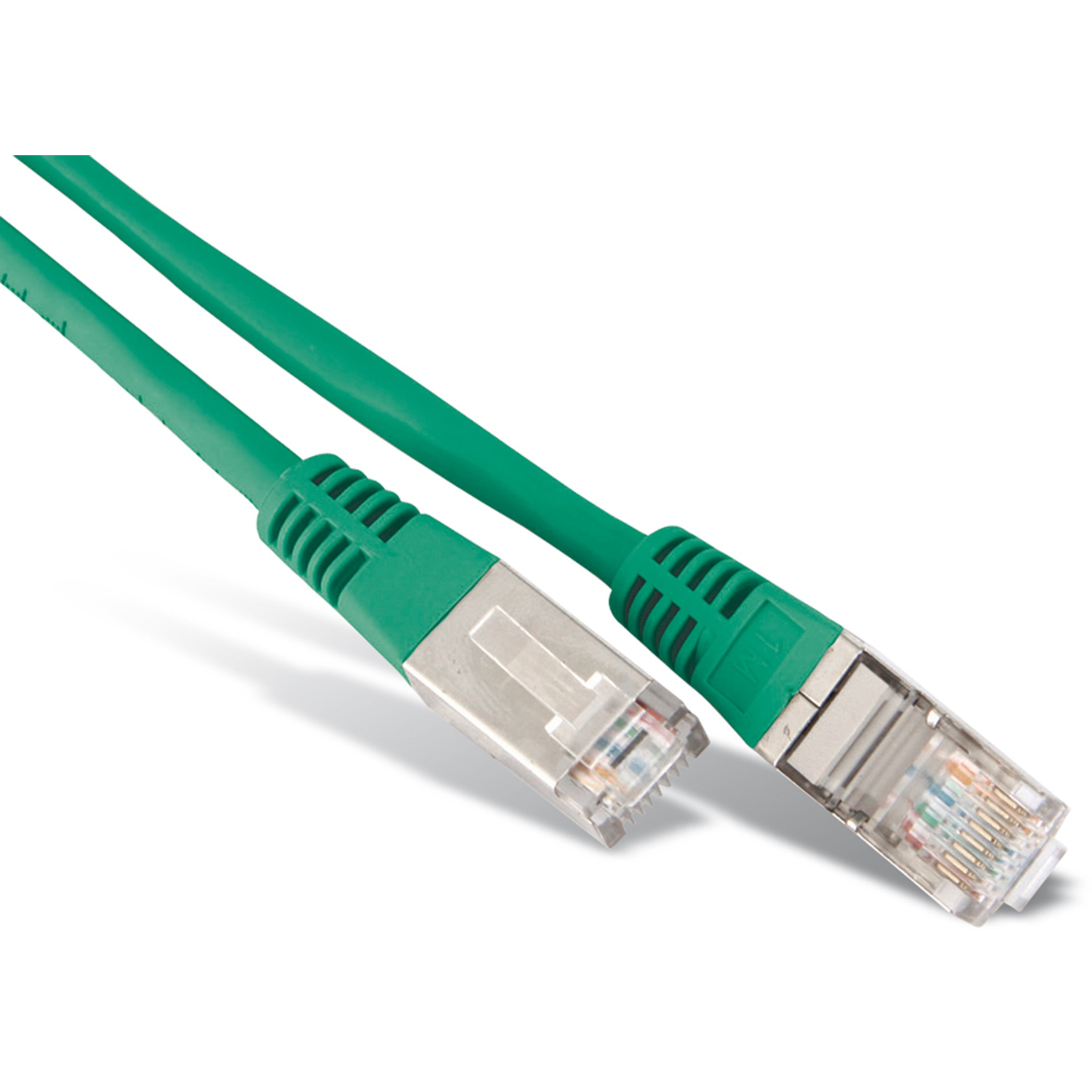 Zielony kabel sieciowy ze złączami RJ45. Na białym tle.