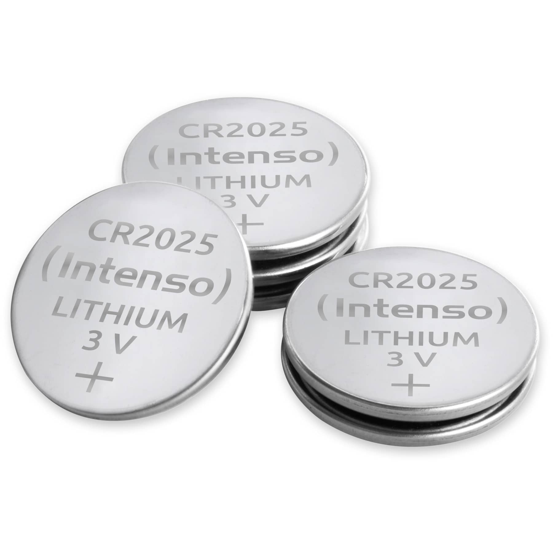 Trzy baterie litowe CR2025. Srebrny kolor z tekstem. Białe tło.
