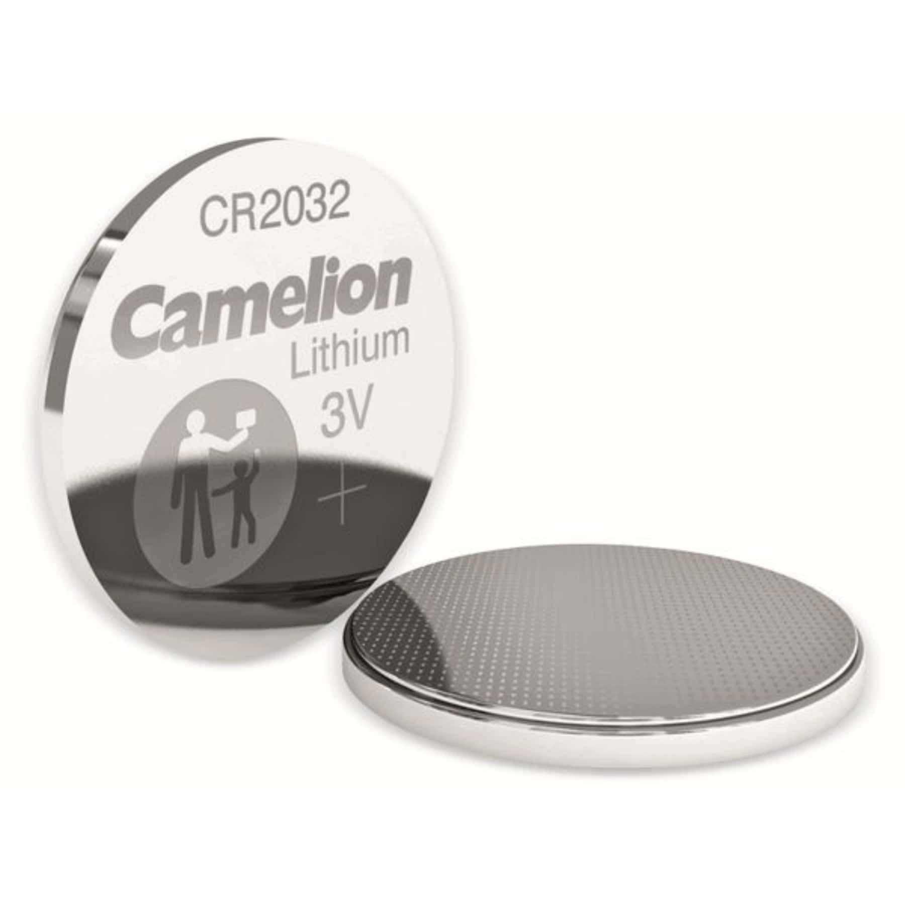 Dwie baterie CR2032 Camelion. Jedna pionowo i jedna płasko. Srebrne i białe z tekstem.