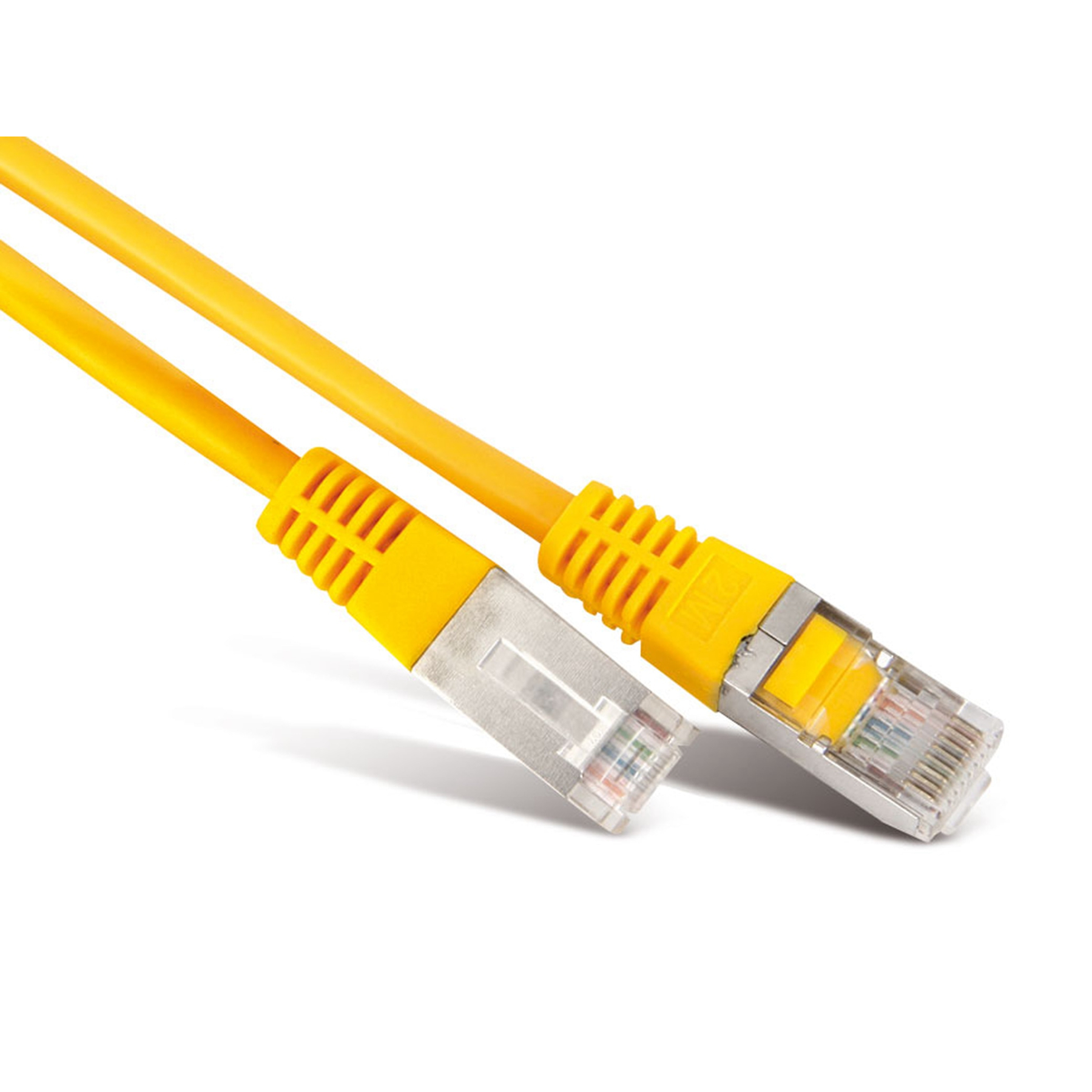 Dwa żółte kable Ethernet z żółtymi złączami, na białym tle.