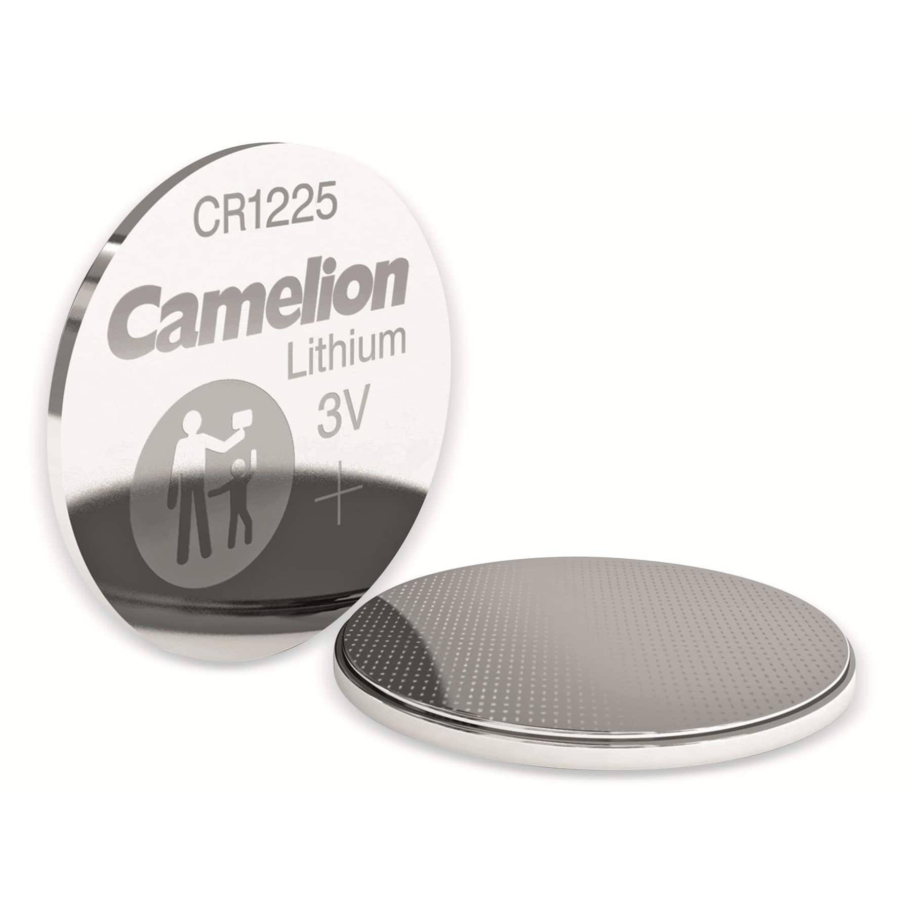 Due batterie CR1225 Camelion. Una in piedi e una piatta. Argento e bianco con testo.
