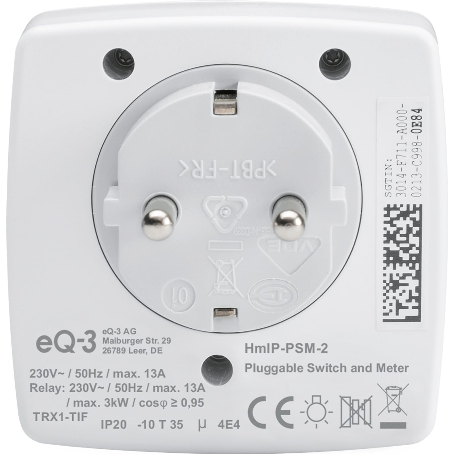 Weißer Smart-Stecker mit Steckdose und QR-Code. Das Produkt ist eingesteckt und mit Informationen bedruckt.