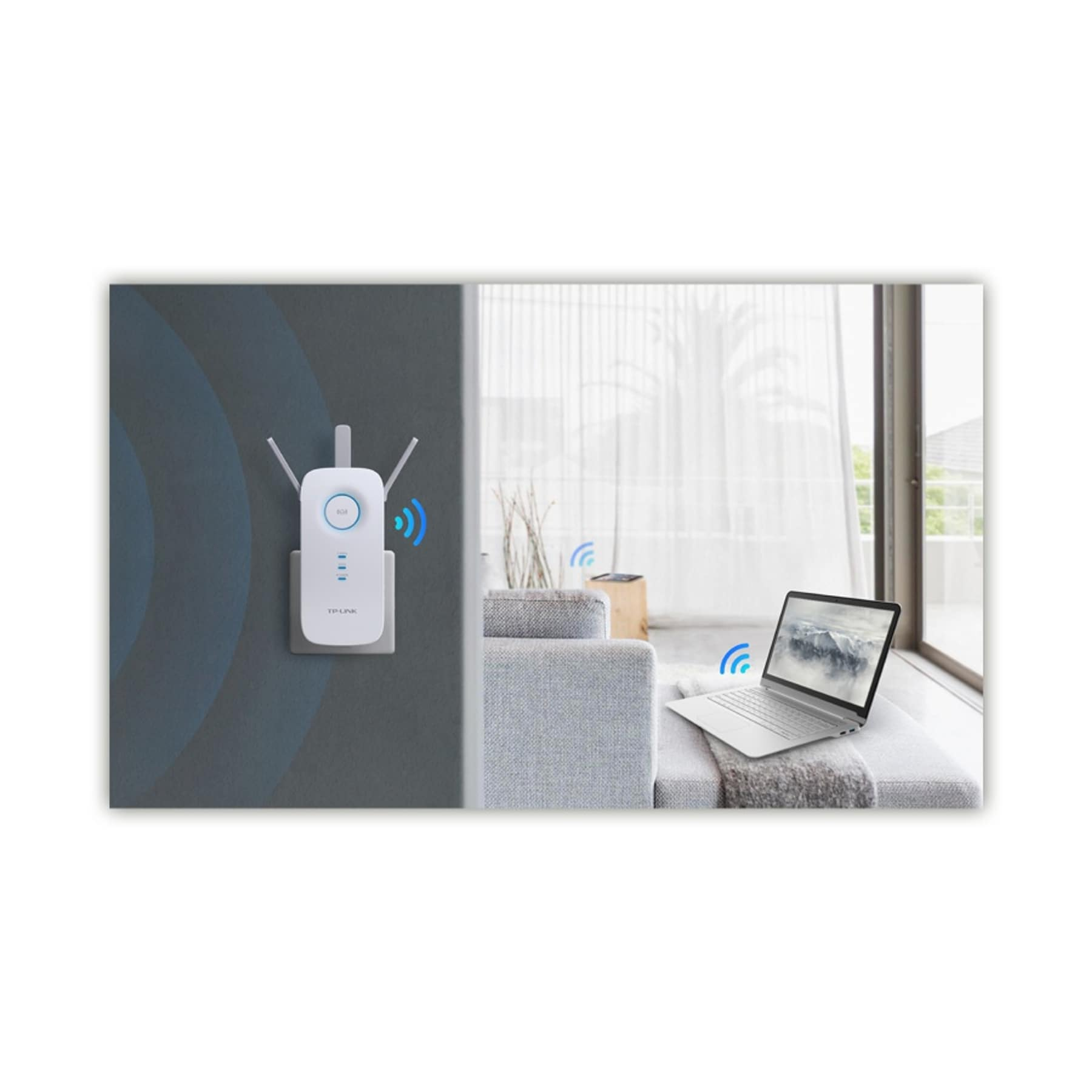 Extensor WiFi enchufado en la pared. Sofá, portátil y ventanas al fondo. Símbolos WiFi azules presentes.