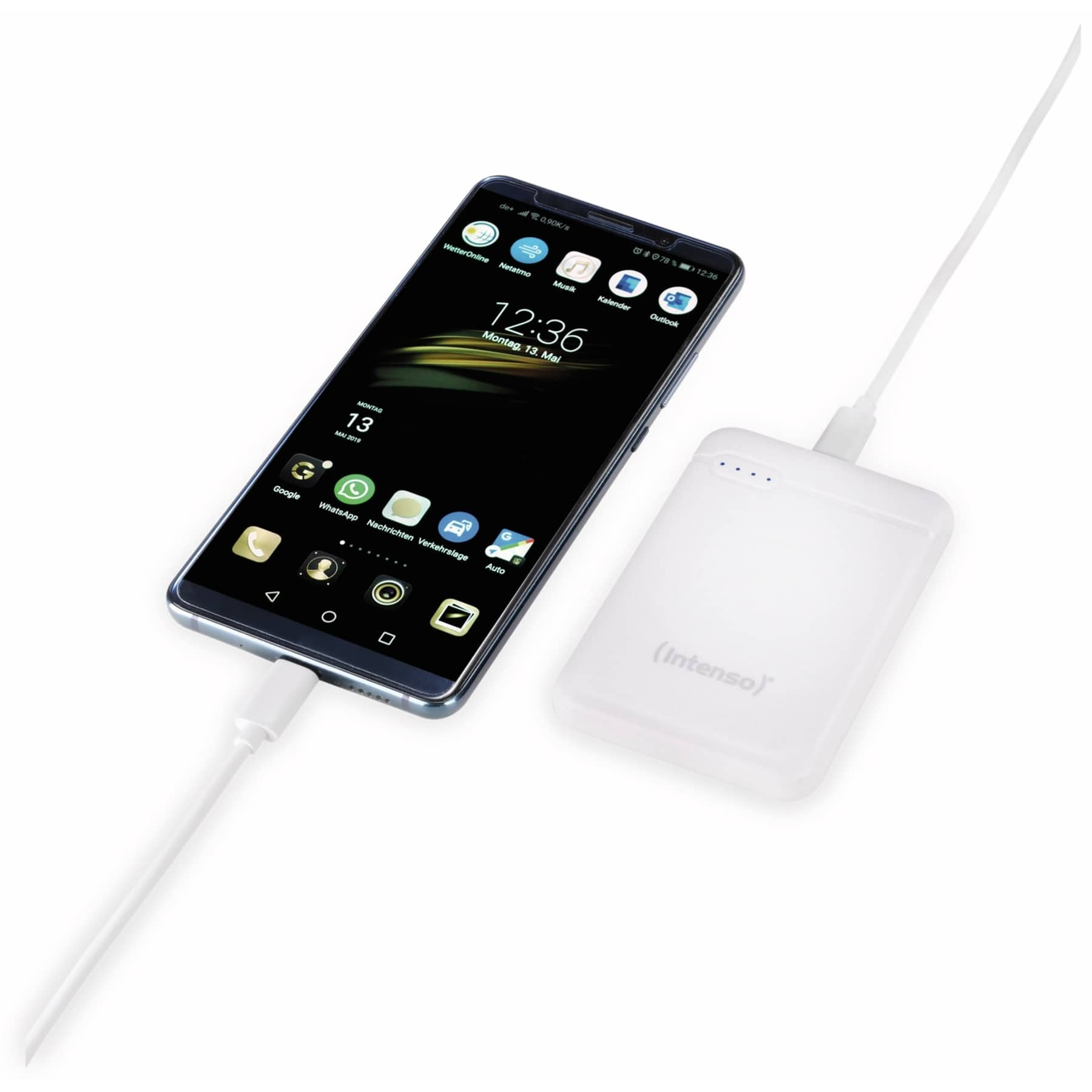 Een smartphone aangesloten op een witte powerbank. De smartphone toont de tijd 12:36 en iconen.