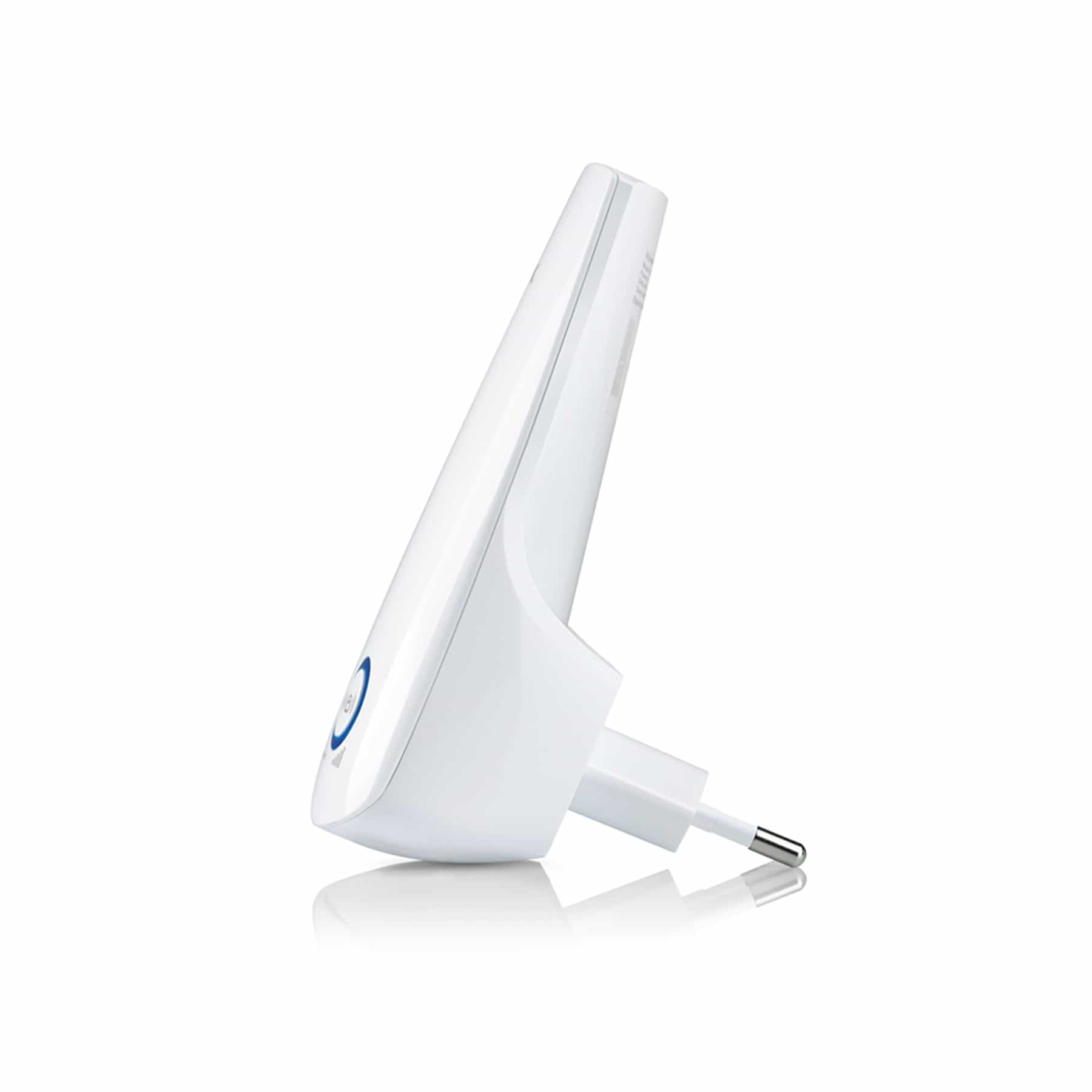 Biały wzmacniacz WiFi z wtyczką, z niebieskim przyciskiem, na białym tle z odbiciem.