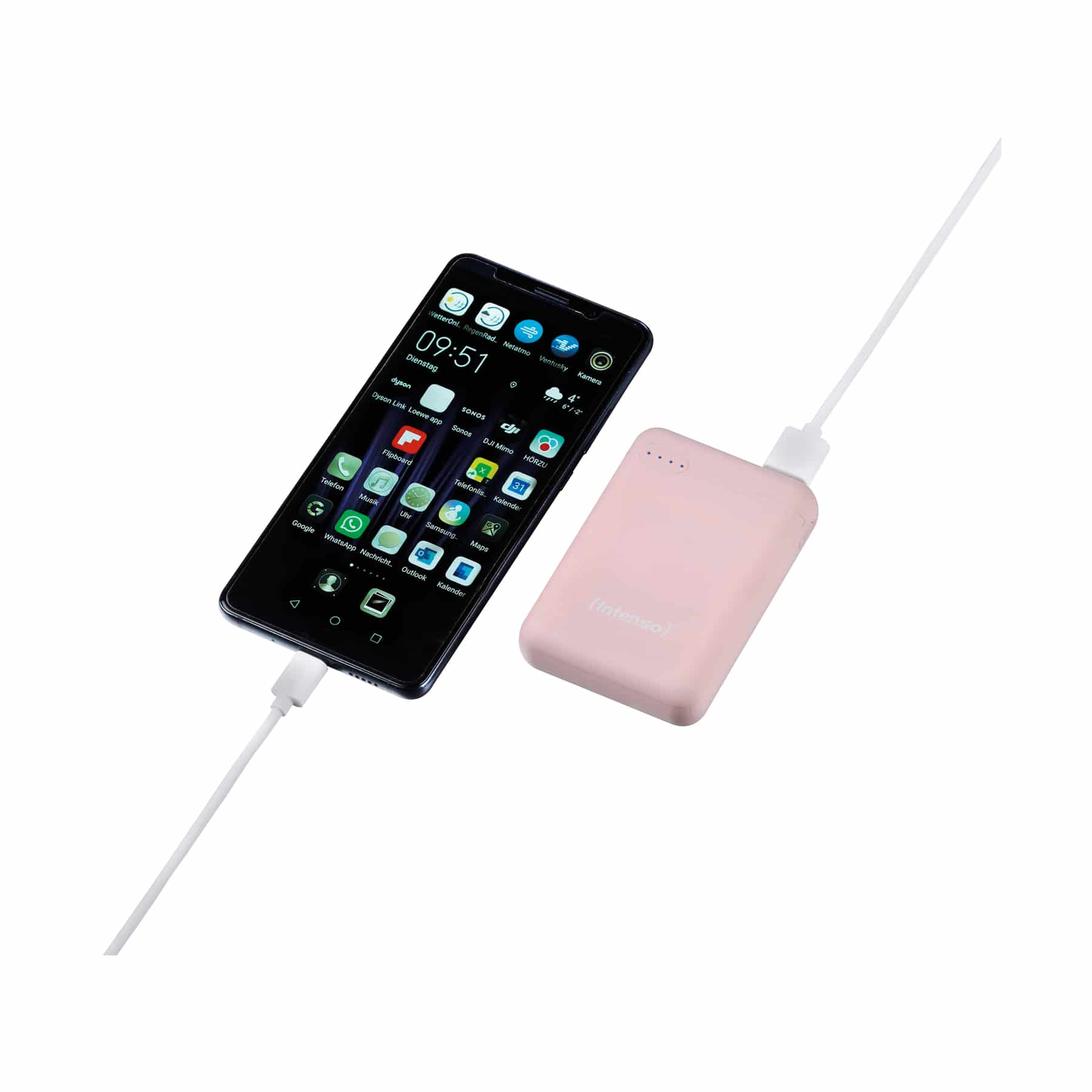 Ein schwarzes Smartphone, das mit einer pinkfarbenen Powerbank über ein weißes Kabel geladen wird.