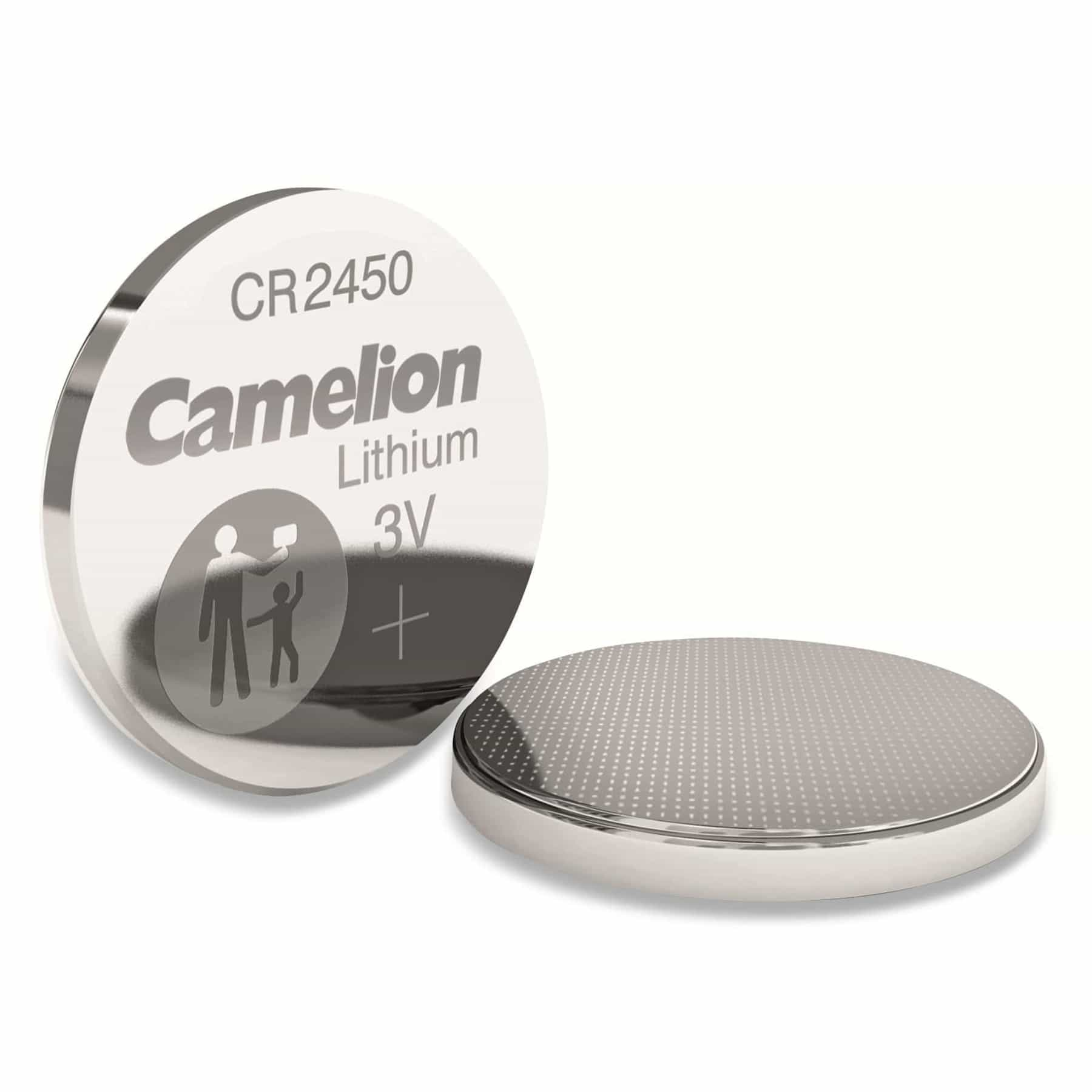 Due batterie CR2450 Camelion. Una in piedi e una piatta. Argento e bianco con testo.