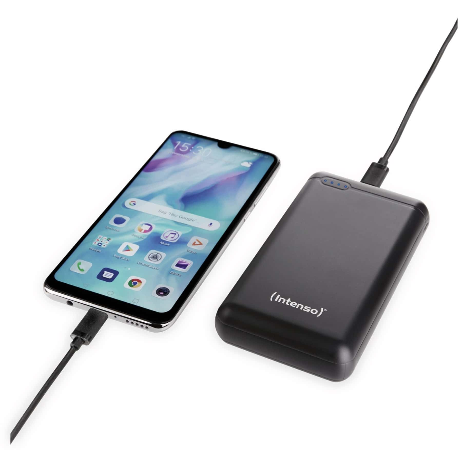Ein Smartphone, das von einer schwarzen Powerbank geladen wird. Das Telefon zeigt einen Startbildschirm. Der Hintergrund ist weiß.