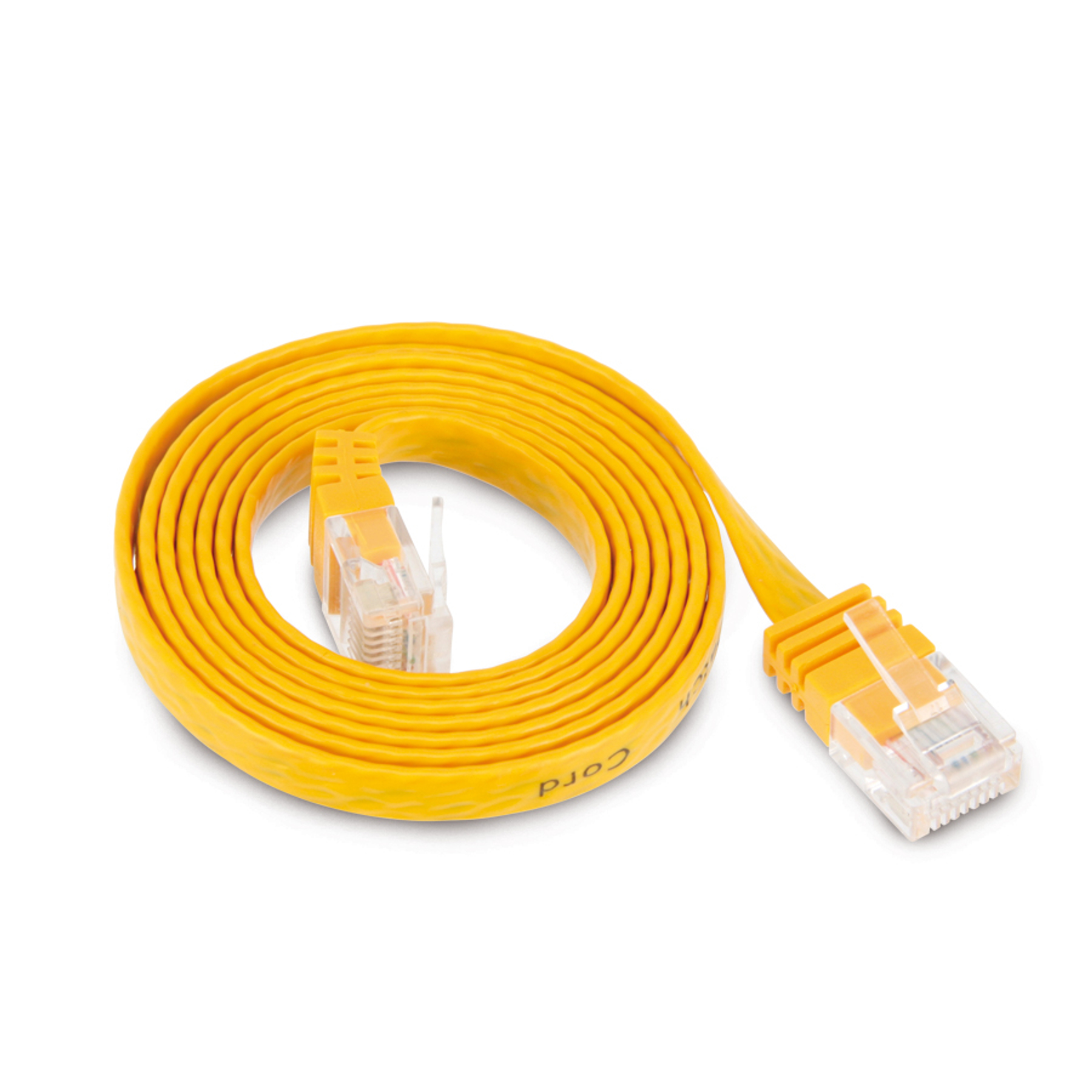 Cavo di rete giallo con connettori. Sfondo bianco.