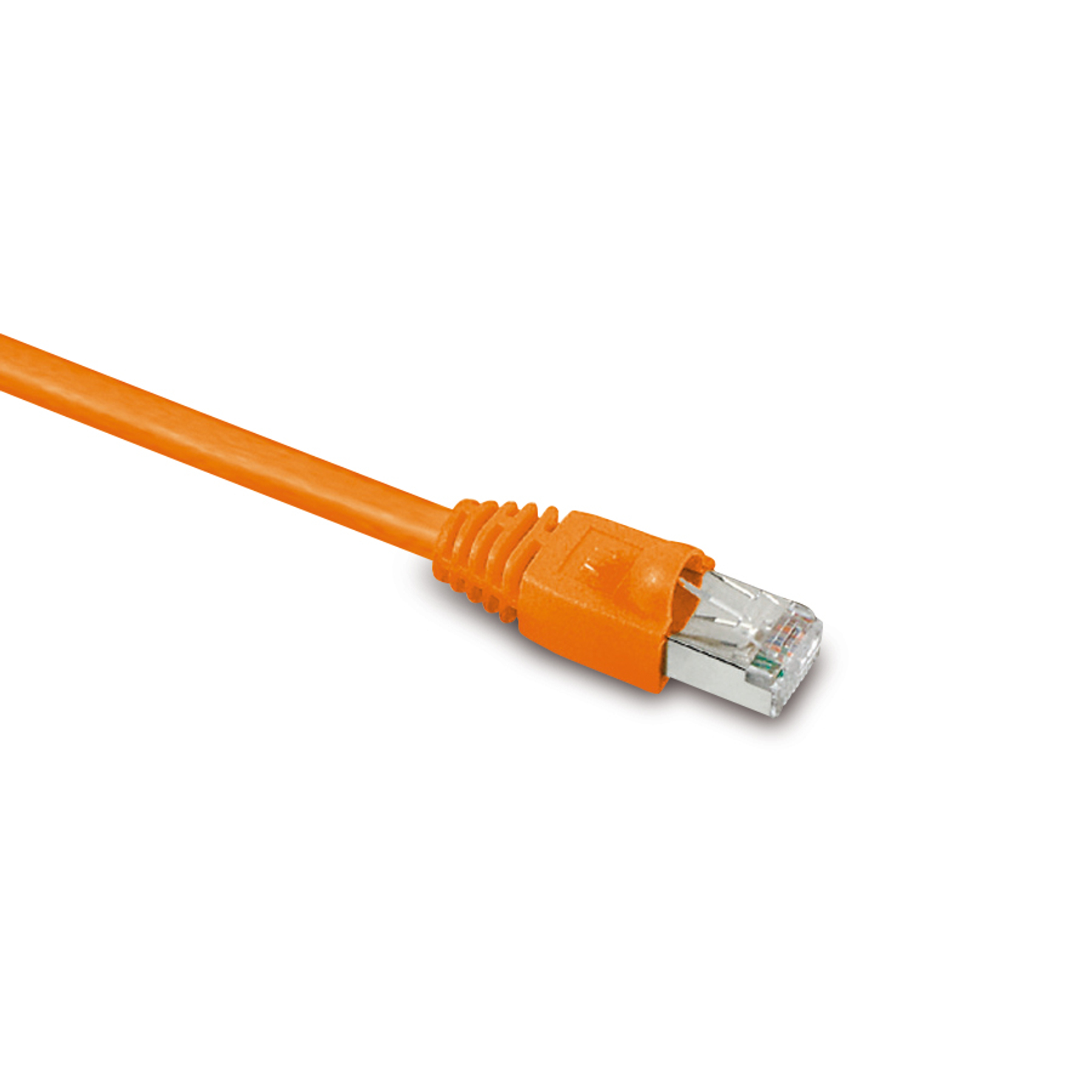 Oranges Netzwerkkabel mit Stecker auf weißem Hintergrund.