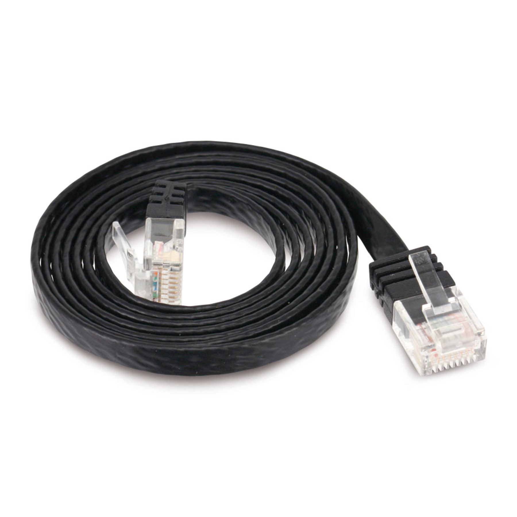 Cavo di rete nero arrotolato su sfondo bianco. Connettori RJ45 a entrambe le estremità.