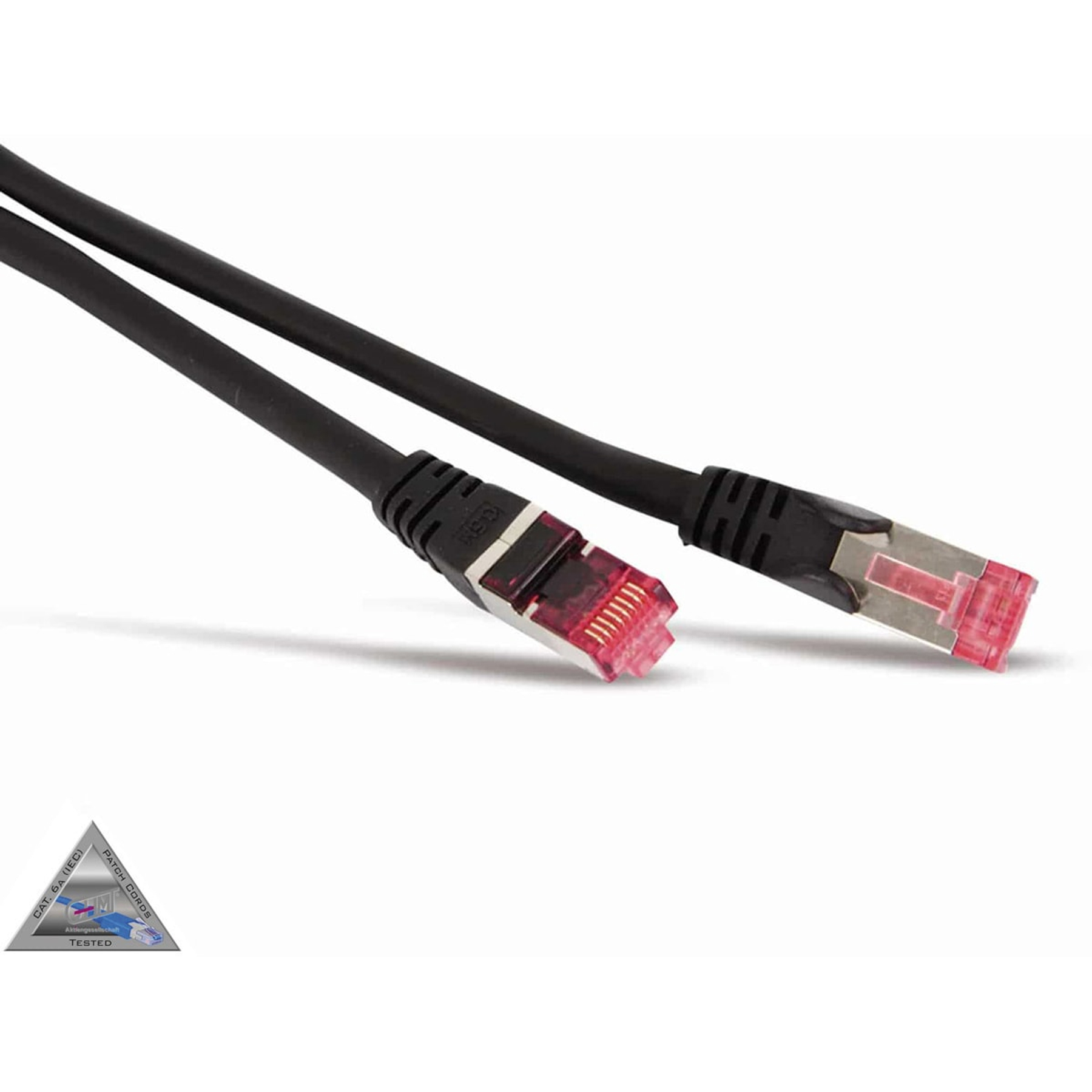 Schwarzes Ethernet-Kabel mit roten Steckern auf weißem Hintergrund.