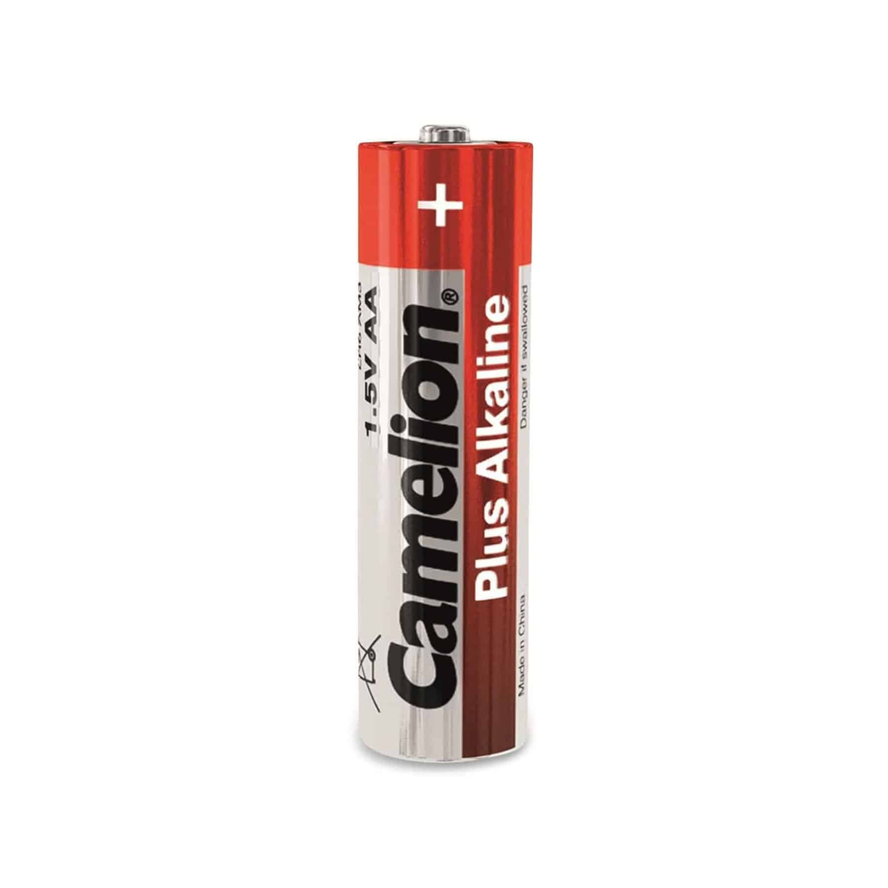 Singola batteria AA Camelion Plus Alkaline, rossa e argento, in posizione verticale.