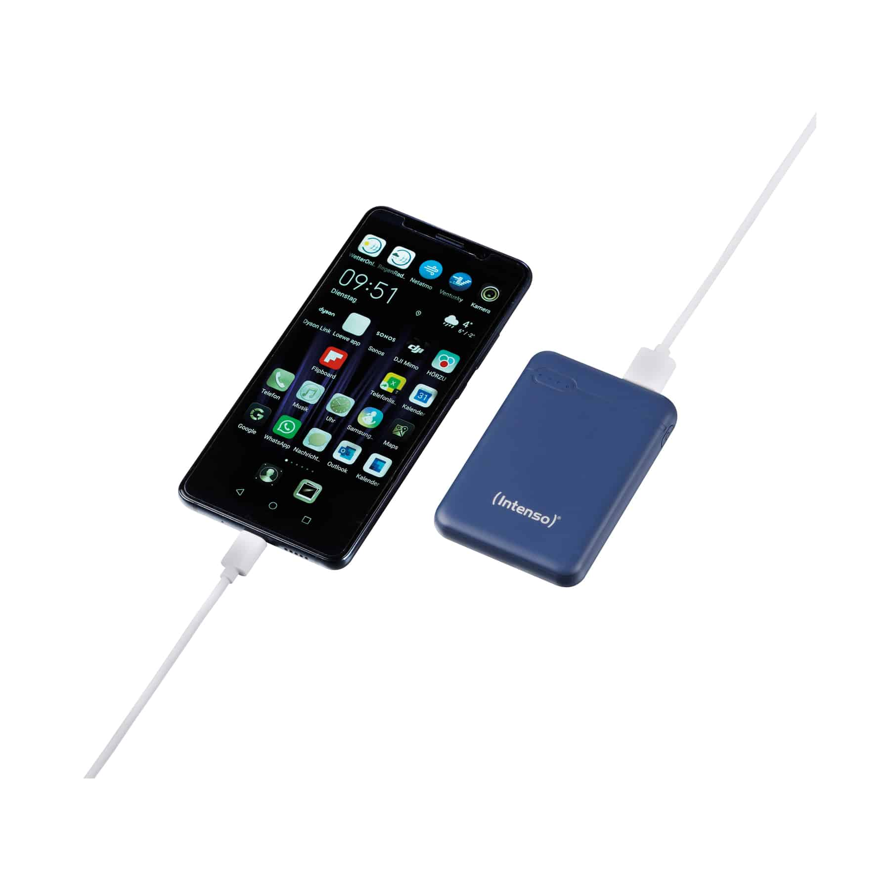 Telefono in carica da power bank blu con cavo bianco. Mostra app.
